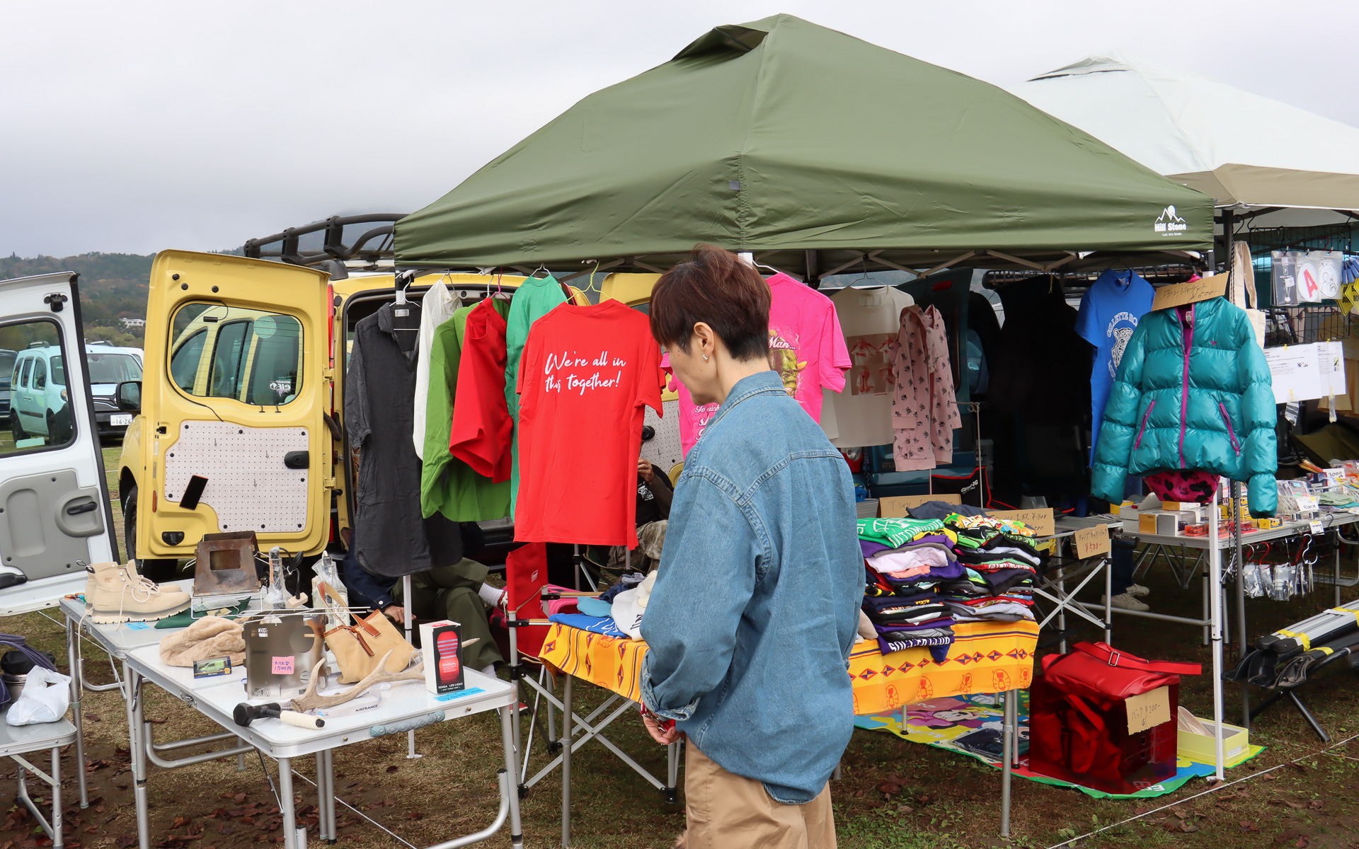 愛車のカングーを店舗として出店するフリーマーケット。カングー関連の中古パーツやカスタマイズパーツのほか、自作の小物やアンティークグッズ、古着などが販売されていた
