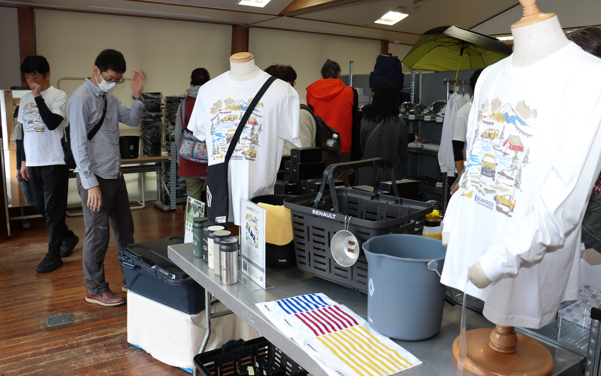 ルノー カングー ジャンボリー 2024限定デザインロゴが入るTシャツなどを販売するルノー オフィシャルショップ。オープニング前から入場待ちの人が長い列を作り、限定Tシャツは午前中には完売していた