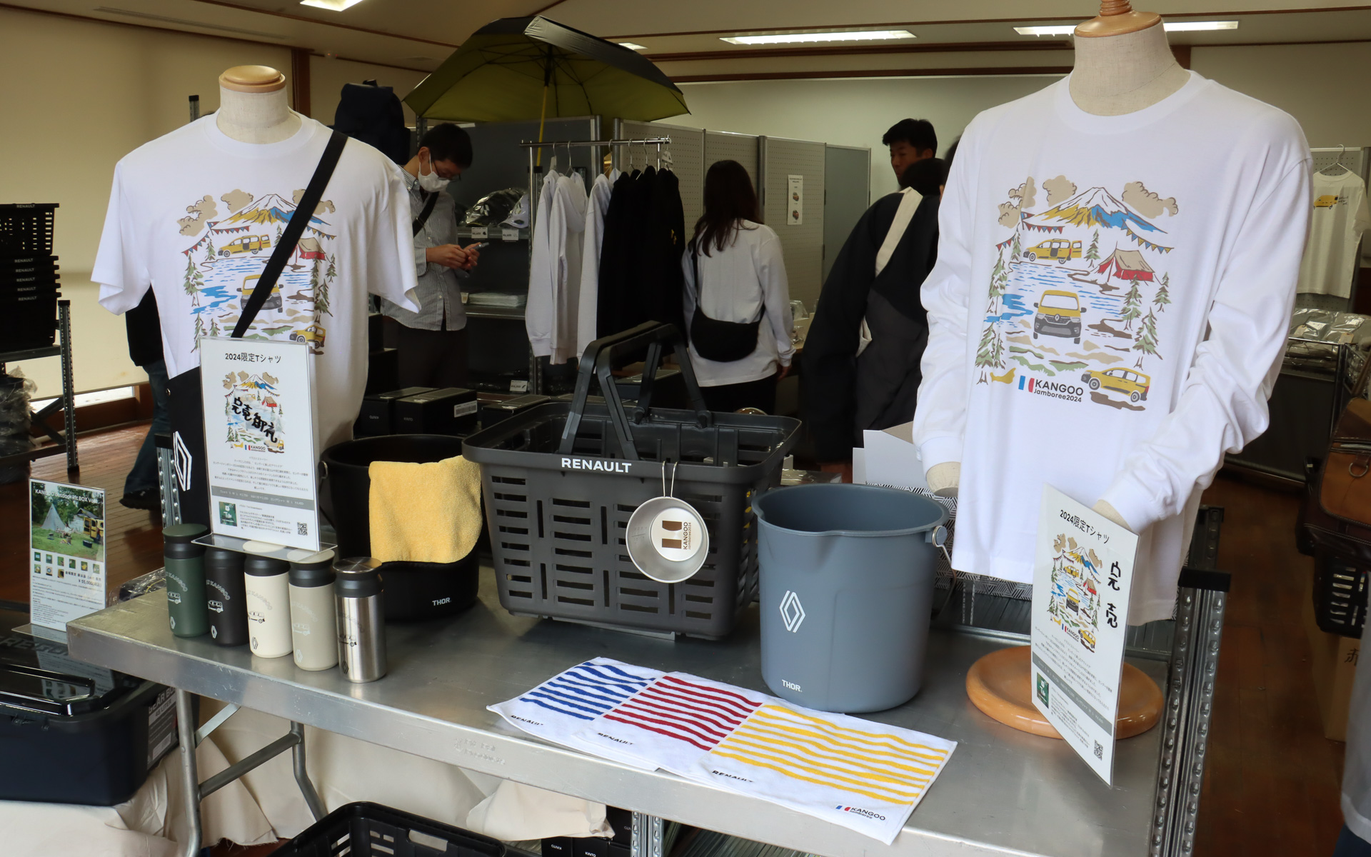 ルノー カングー ジャンボリー 2024限定デザインロゴが入るTシャツなどを販売するルノー オフィシャルショップ。オープニング前から入場待ちの人が長い列を作り、限定Tシャツは午前中には完売していた