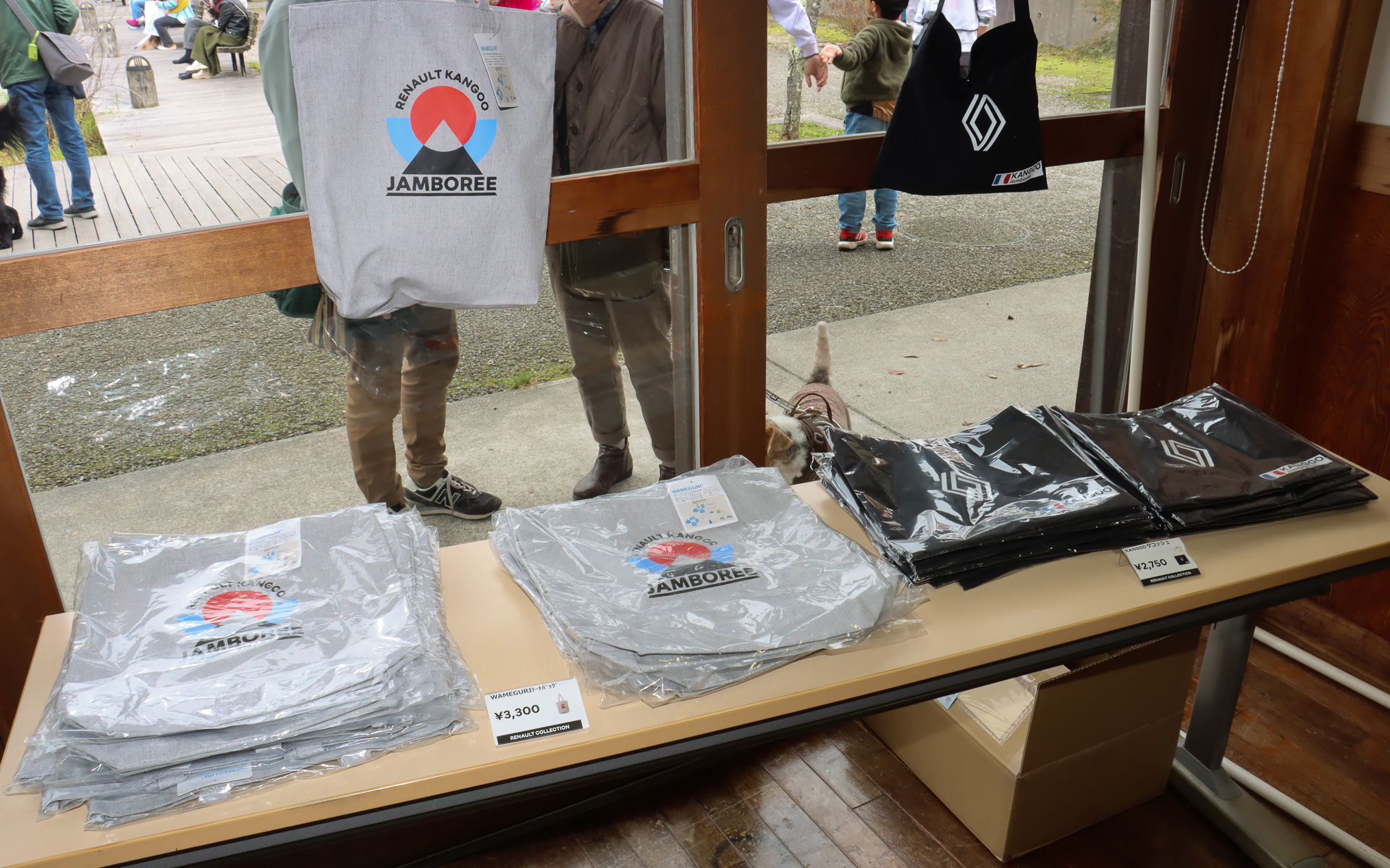 ルノー カングー ジャンボリー 2024限定デザインロゴが入るTシャツなどを販売するルノー オフィシャルショップ。オープニング前から入場待ちの人が長い列を作り、限定Tシャツは午前中には完売していた