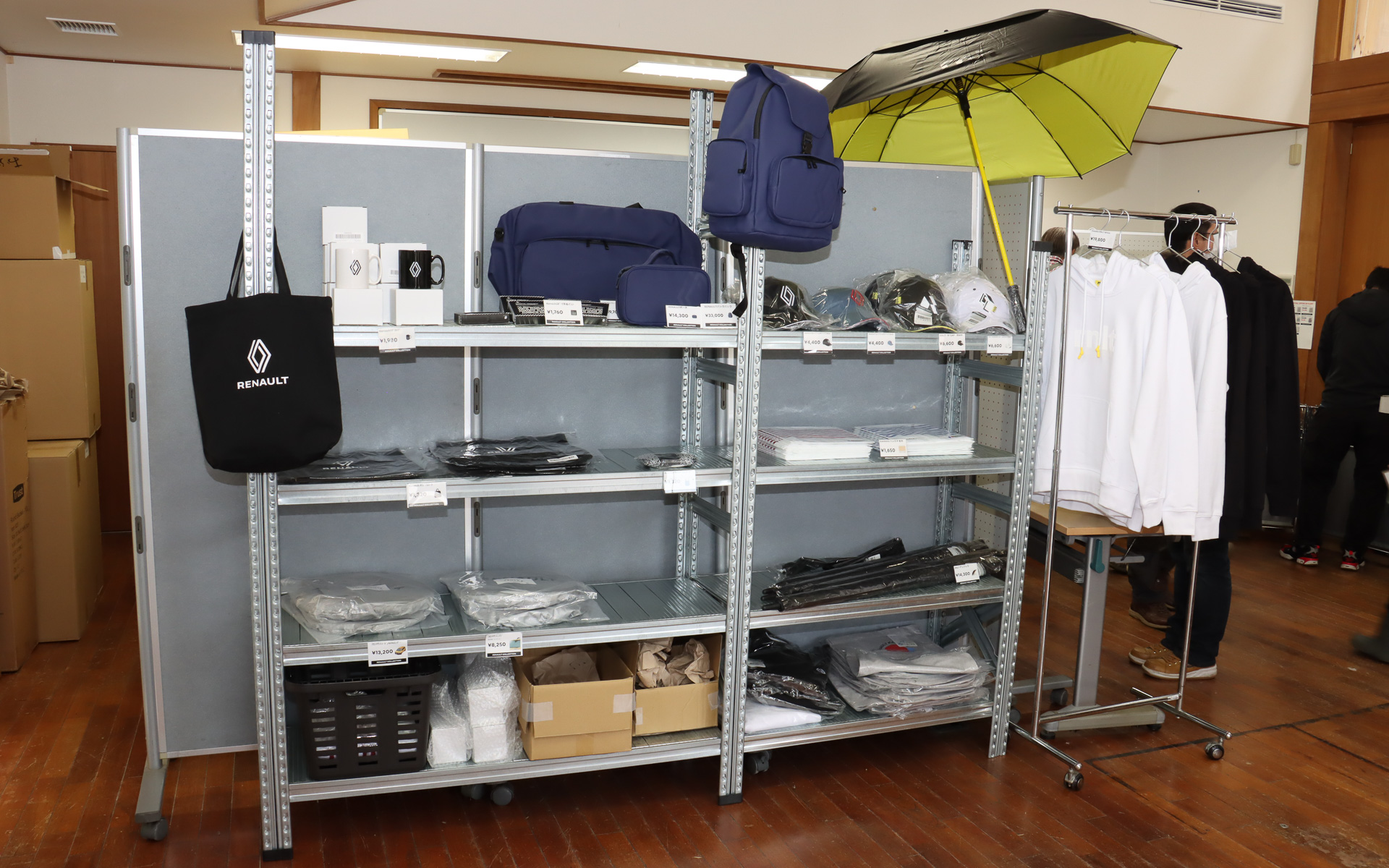 ルノー カングー ジャンボリー 2024限定デザインロゴが入るTシャツなどを販売するルノー オフィシャルショップ。オープニング前から入場待ちの人が長い列を作り、限定Tシャツは午前中には完売していた