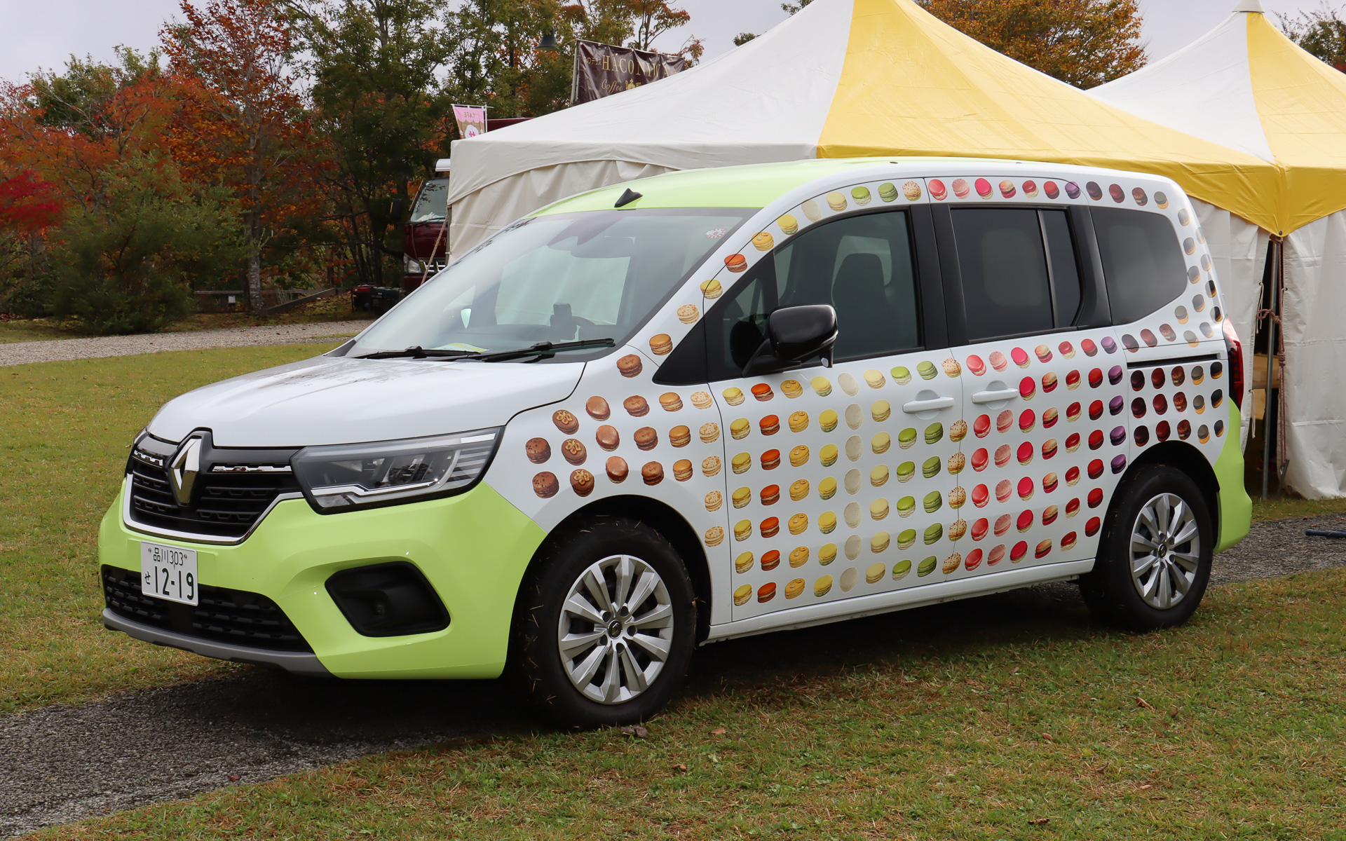 ピエール・エルメ・パリブースで展示されたマカロンラッピングのカングー