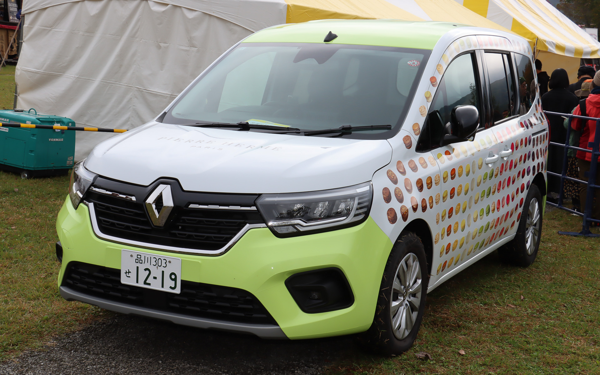 ピエール・エルメ・パリブースで展示されたマカロンラッピングのカングー