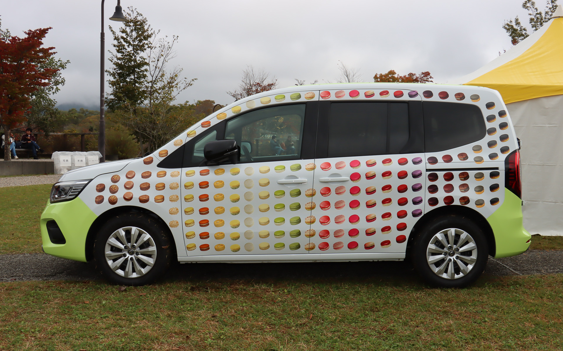 ピエール・エルメ・パリブースで展示されたマカロンラッピングのカングー