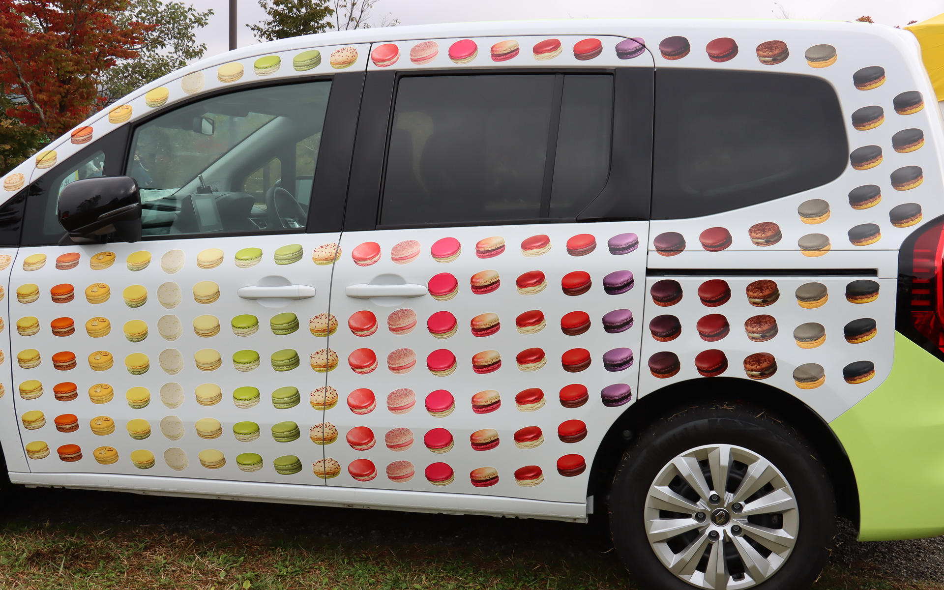 ピエール・エルメ・パリブースで展示されたマカロンラッピングのカングー