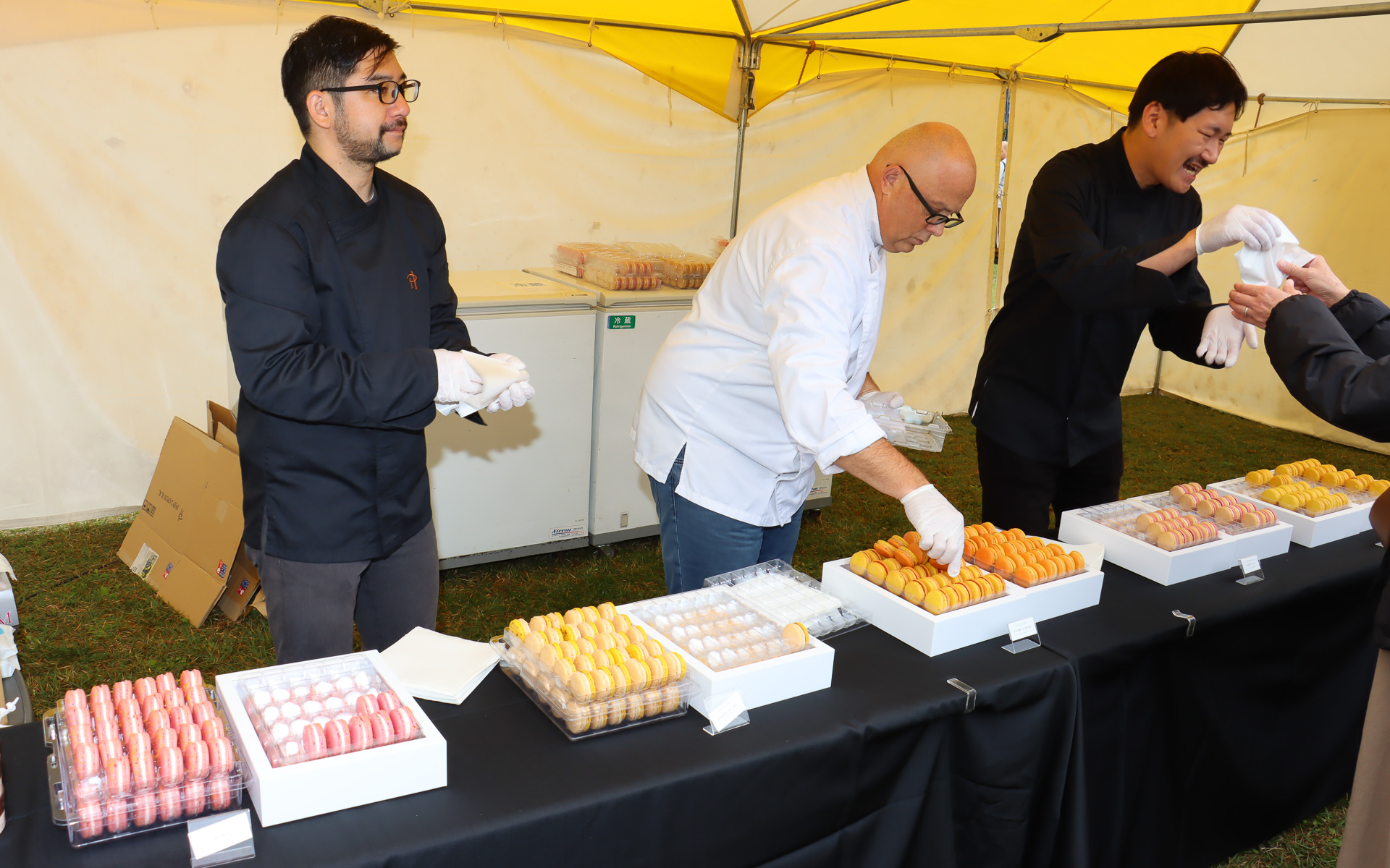 ピエール・エルメ・パリブースでは富士山募金の賛同者にマカロンをプレゼント