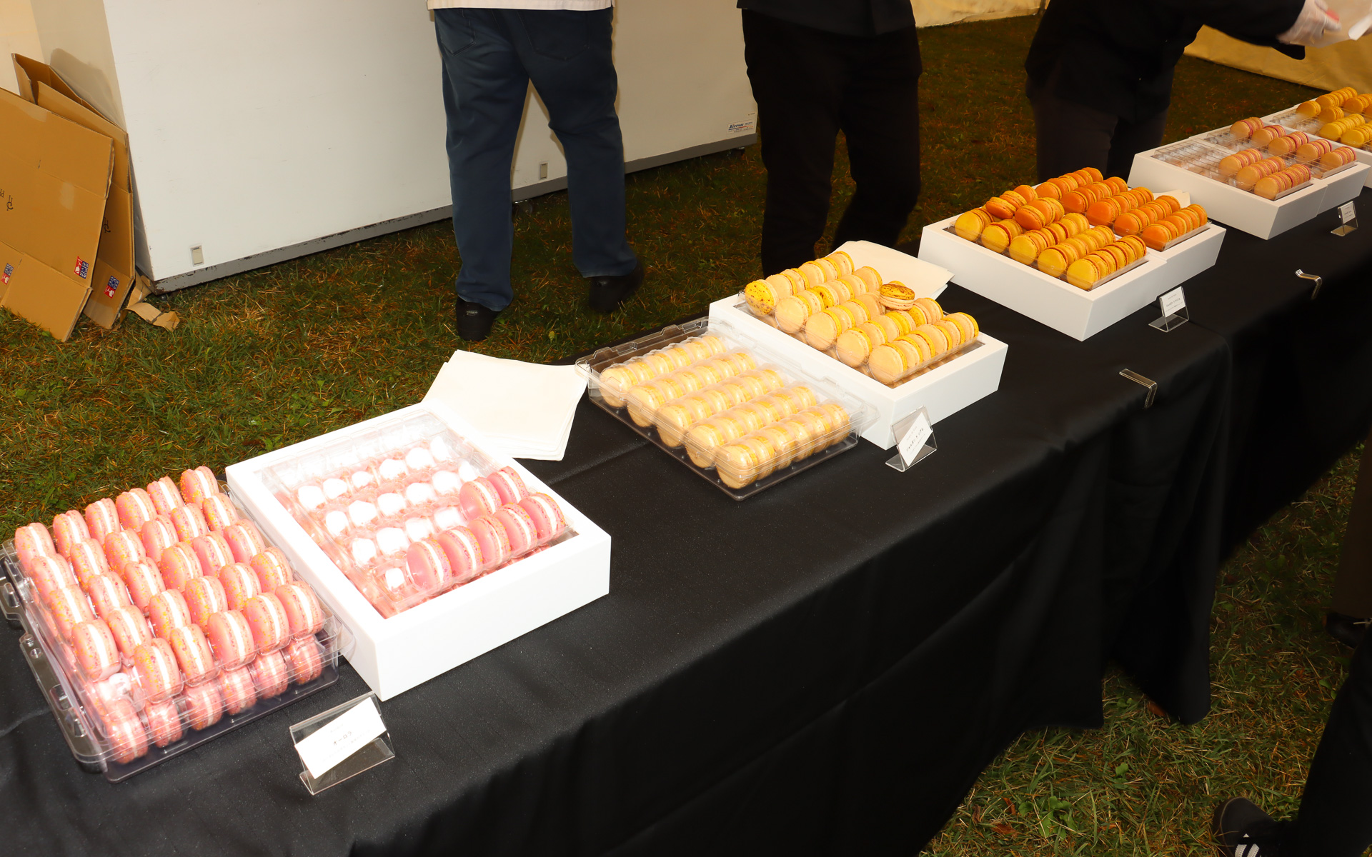 ピエール・エルメ・パリブースでは富士山募金の賛同者にマカロンをプレゼント