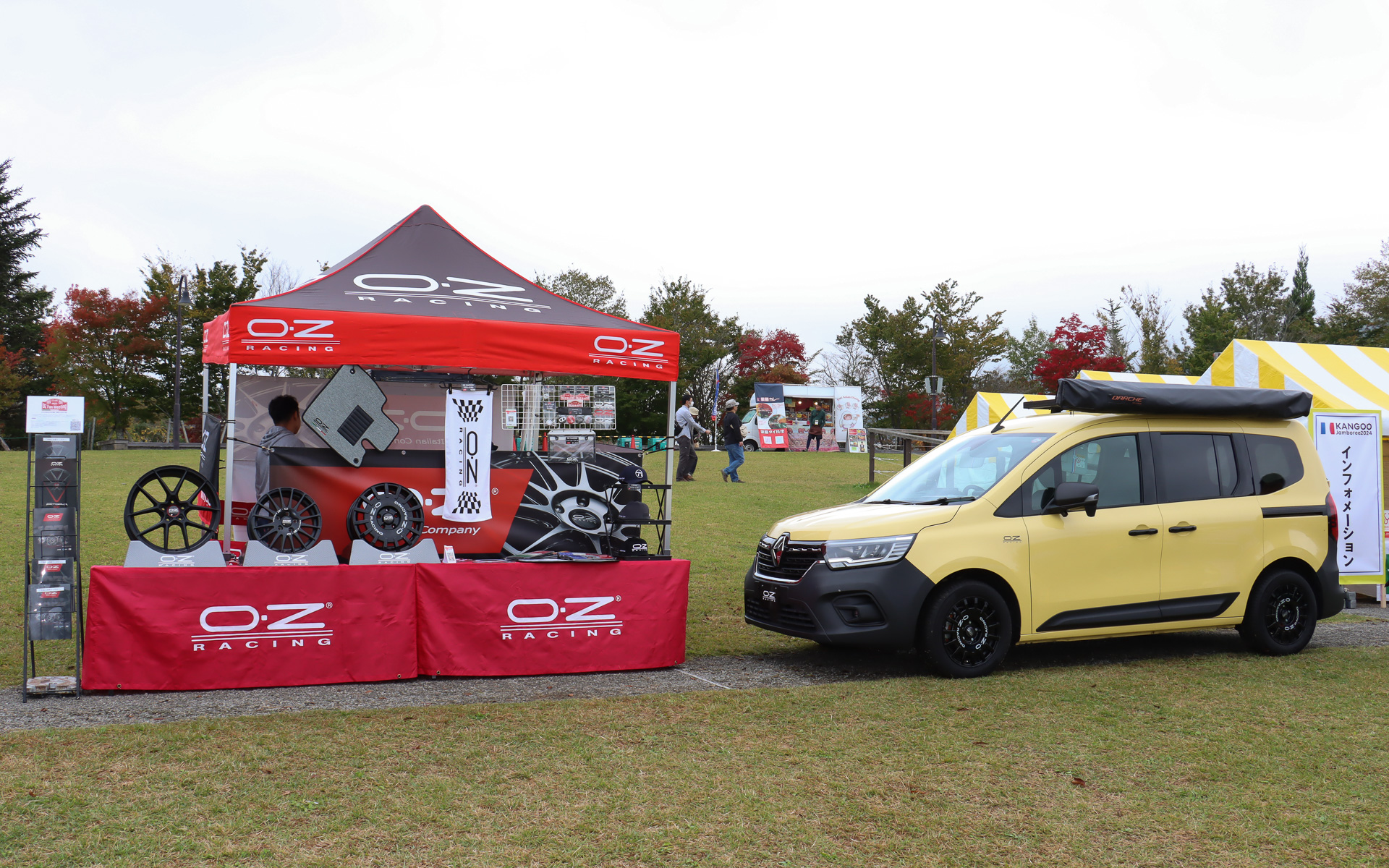 OZ Racingブースでは、純正アクセサリーとして設定されている16インチの「Rally Racing」アロイホイールを装着したカングーを車両展示