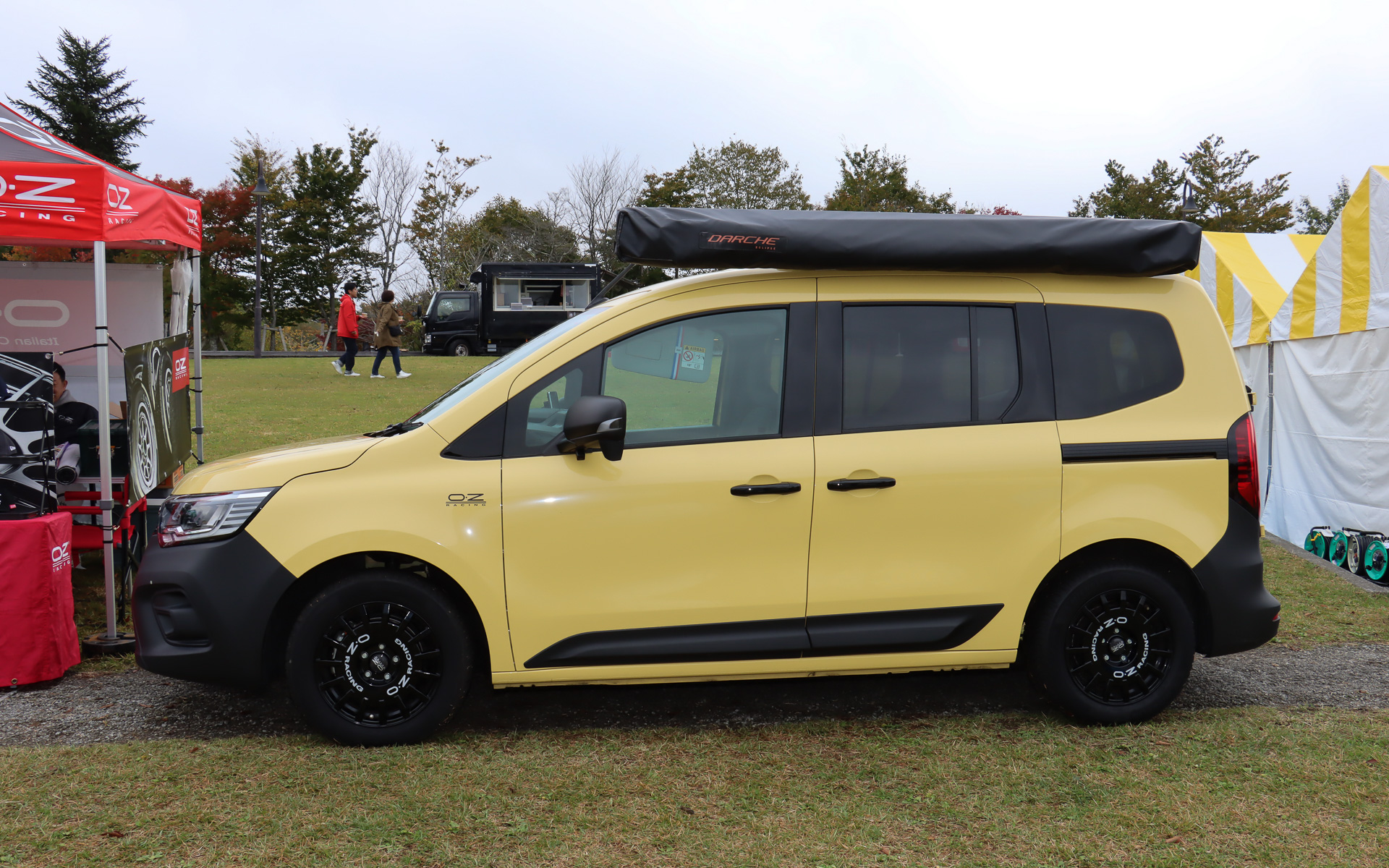 OZ Racingブースでは、純正アクセサリーとして設定されている16インチの「Rally Racing」アロイホイールを装着したカングーを車両展示