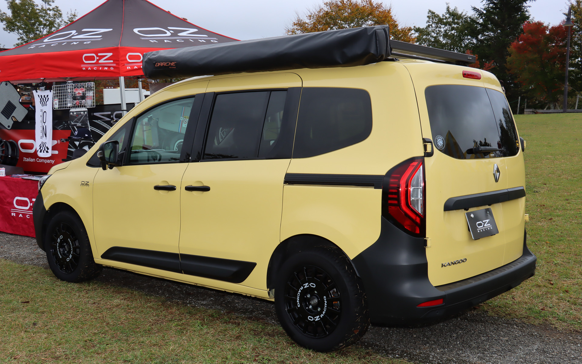 OZ Racingブースでは、純正アクセサリーとして設定されている16インチの「Rally Racing」アロイホイールを装着したカングーを車両展示