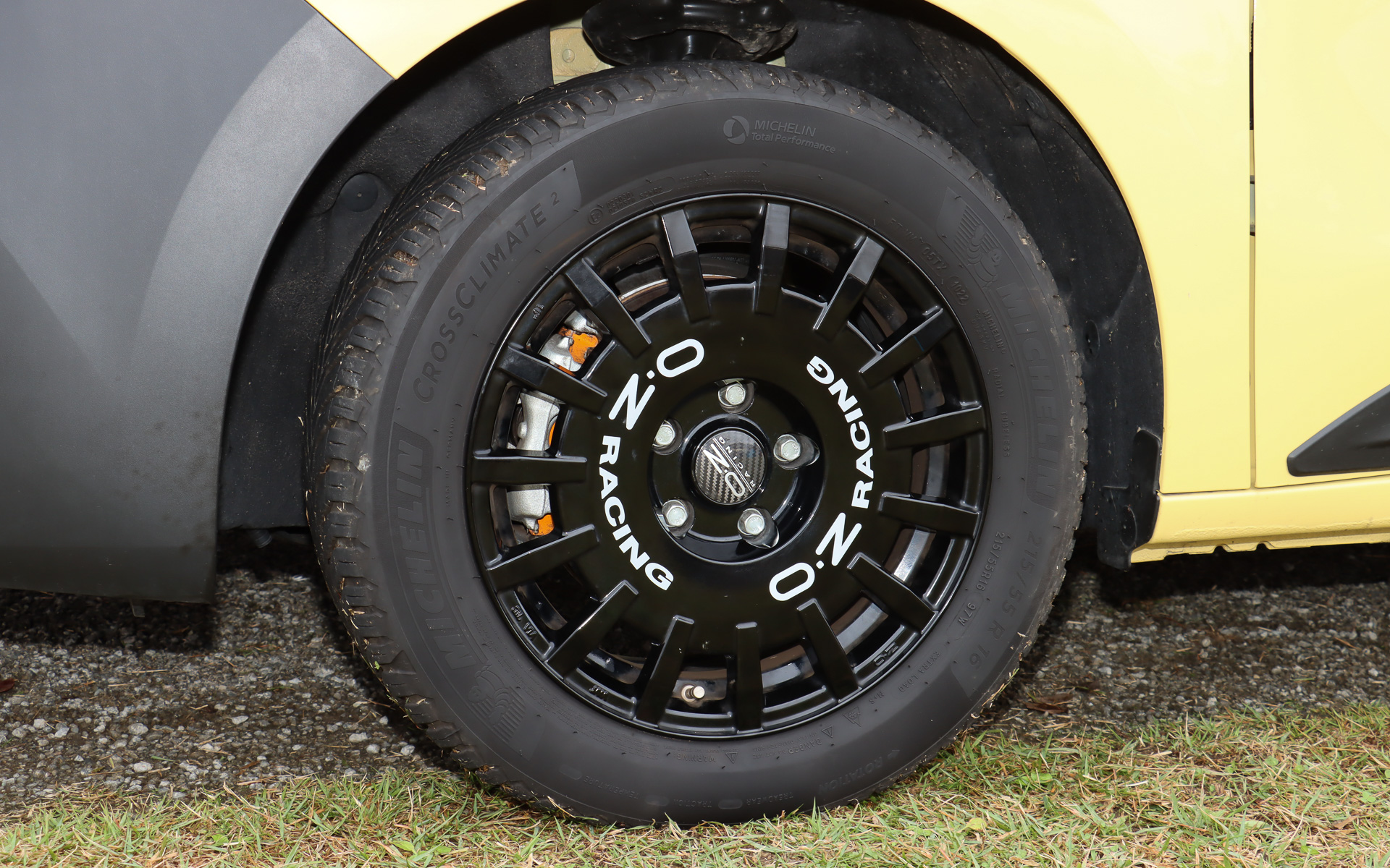 OZ Racingブースでは、純正アクセサリーとして設定されている16インチの「Rally Racing」アロイホイールを装着したカングーを車両展示