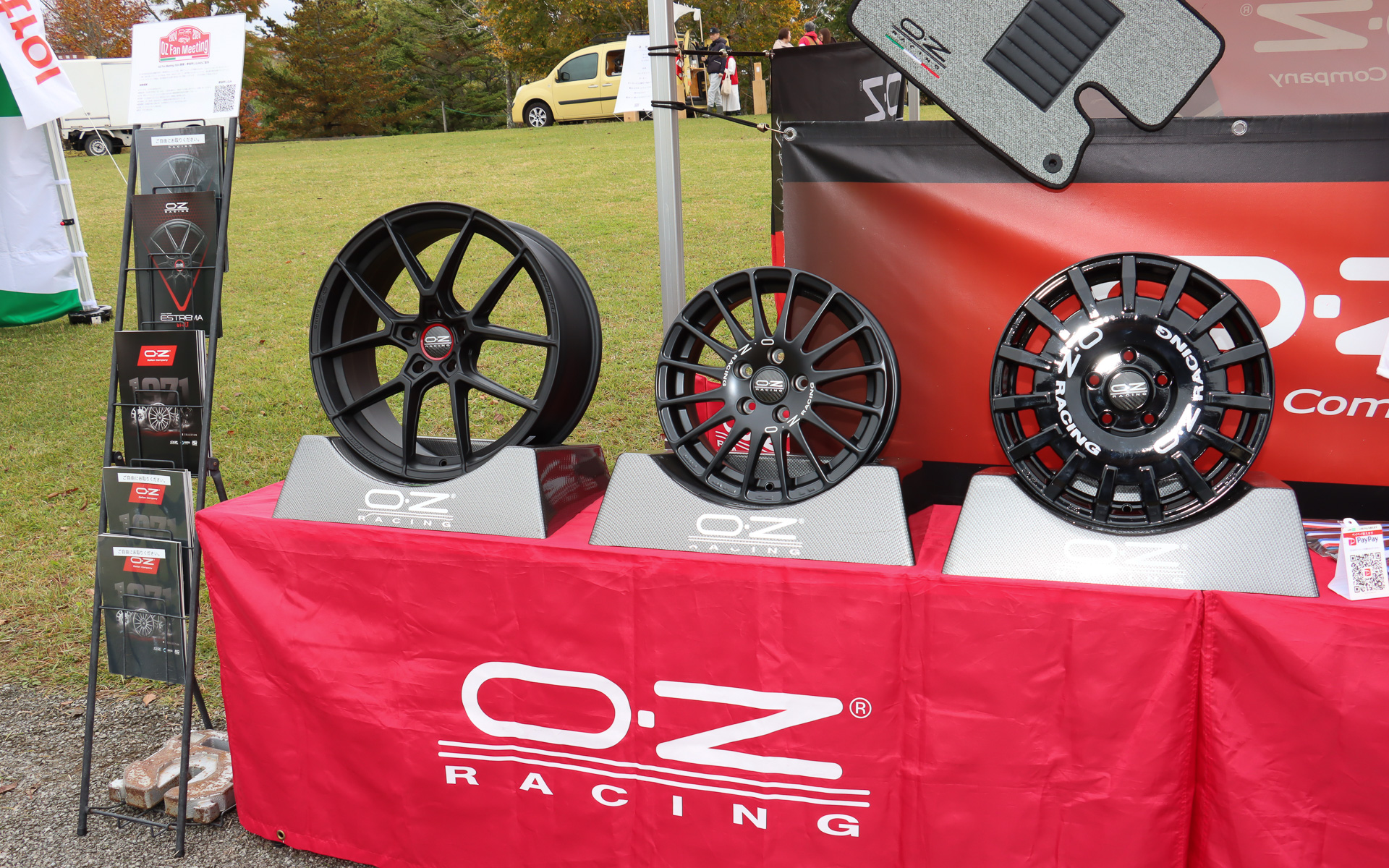 カングーやルノー・スポールモデル向けのホイール展示