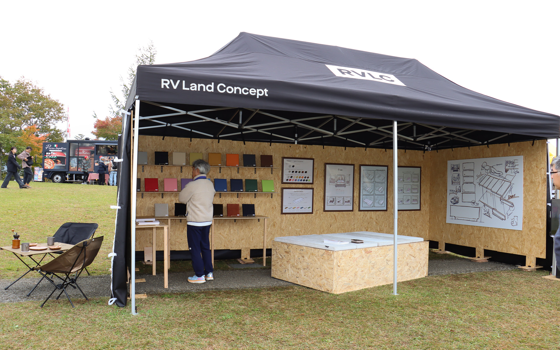 RVランド コンセプトのブースでは、新型カングーの純正アクセサリーとしてまもなく発売予定という「カングー3専用ベッドキット」について展示