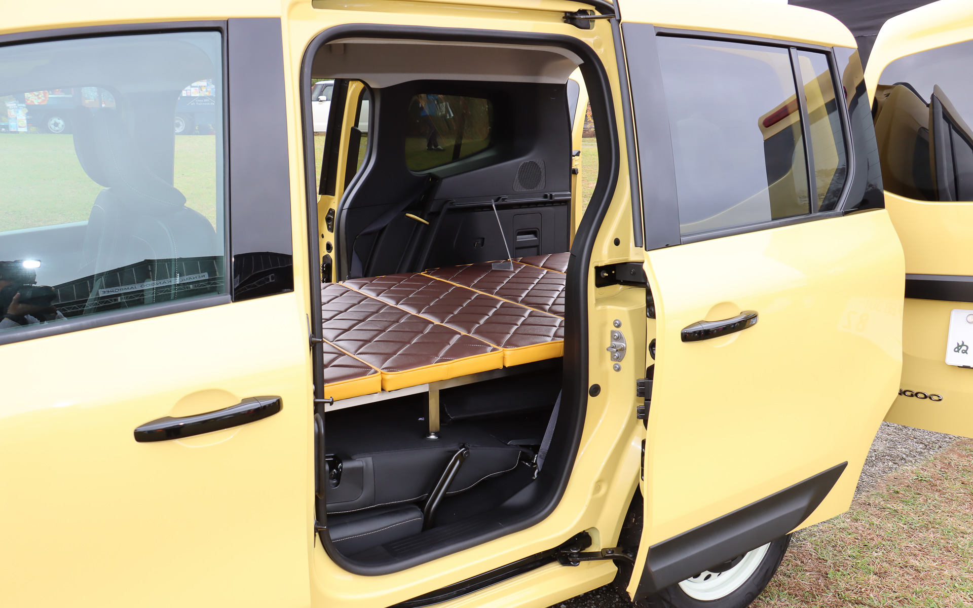 リアシートを前に倒して5分割のベッドマットを展開するだけで、カングーの車両後方に大人2人分の就寝スペースが登場。表皮はPVCレザー（写真）のほか、プレミアムモケット生地も選択できる