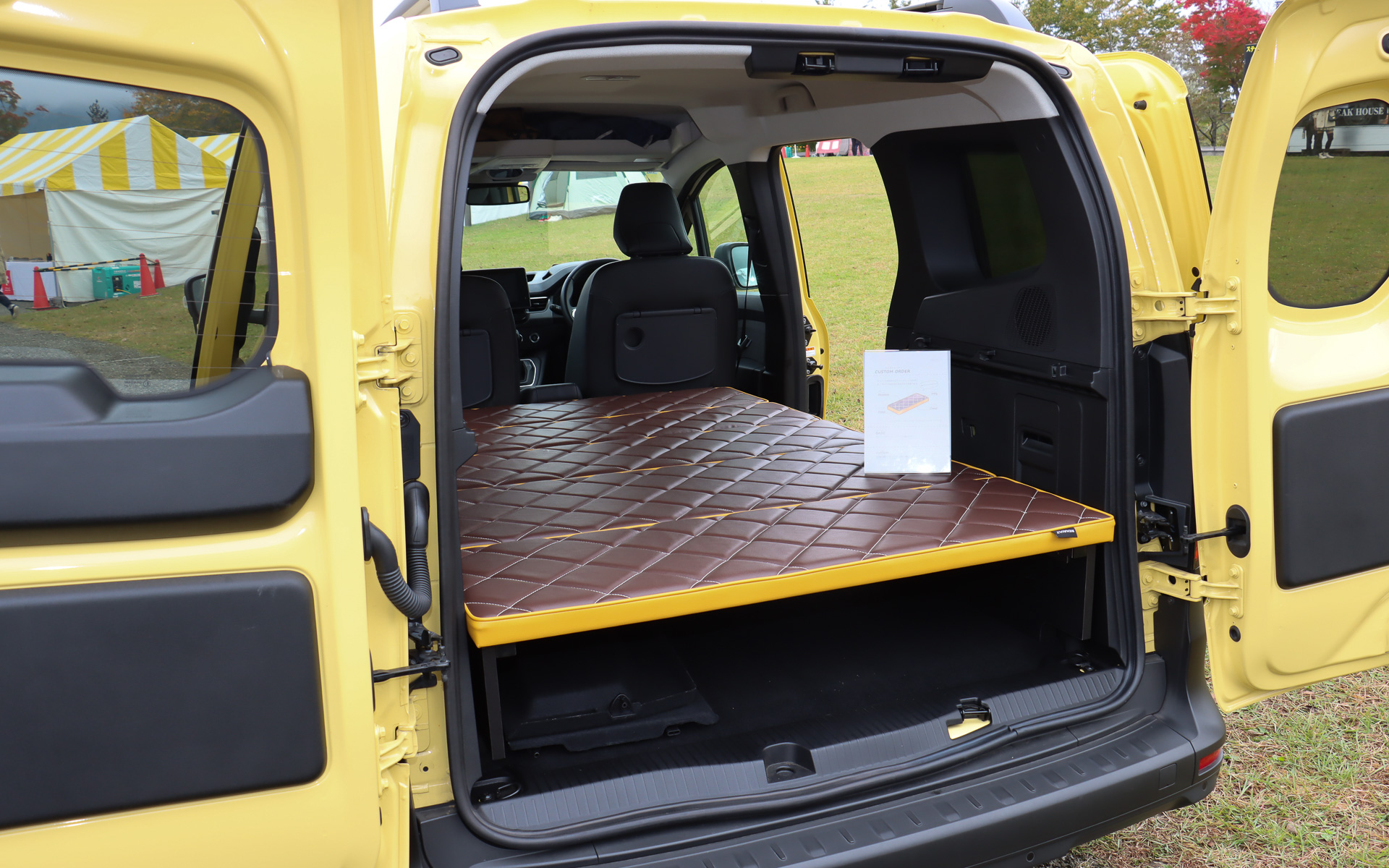 リアシートを前に倒して5分割のベッドマットを展開するだけで、カングーの車両後方に大人2人分の就寝スペースが登場。表皮はPVCレザー（写真）のほか、プレミアムモケット生地も選択できる