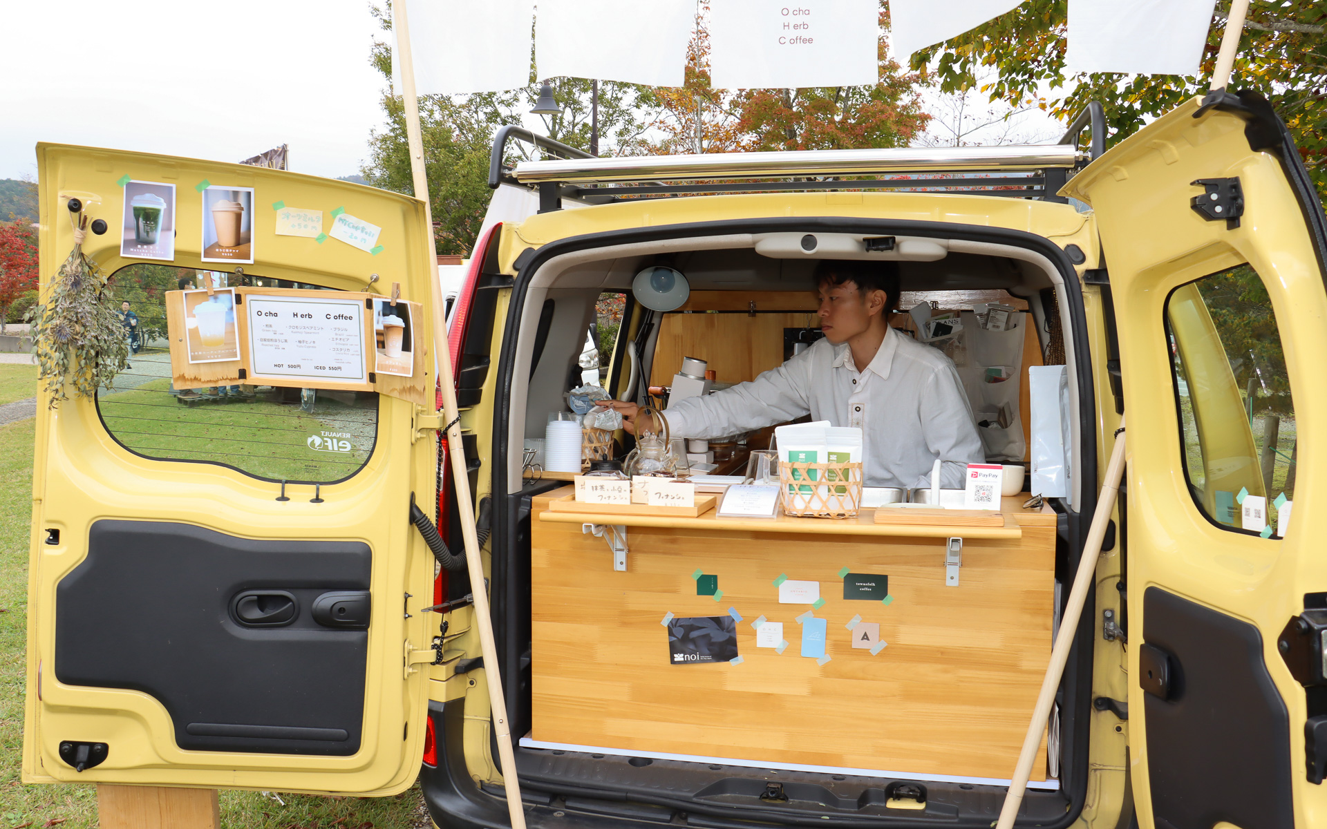 フードエリアのキッチンカーとしてもカングーは大活躍