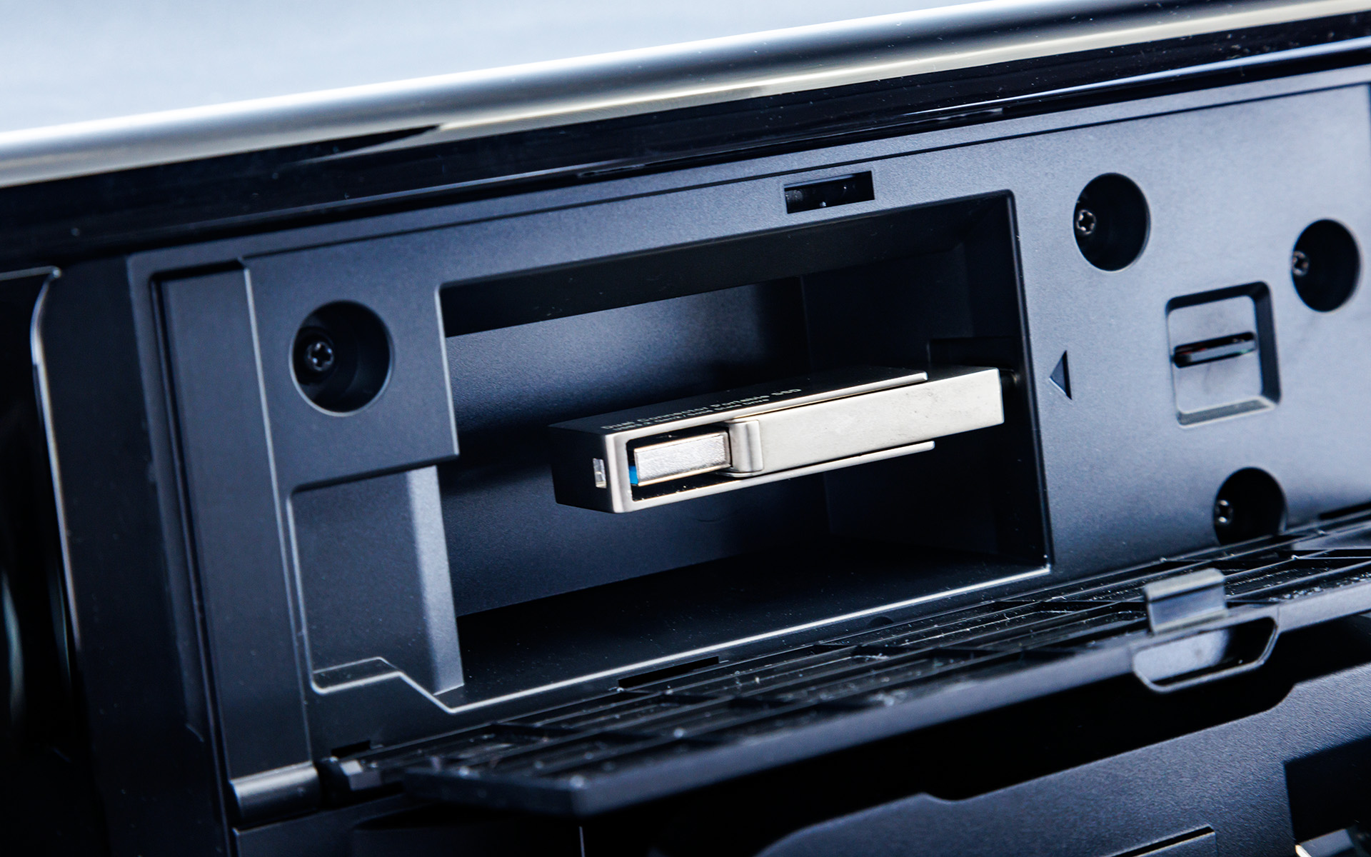 USBメモリに入ったハイレゾ音源データを再生。新型ストラーダは本体の前面をパカッと開けるとUSB Type-C端子を搭載しています