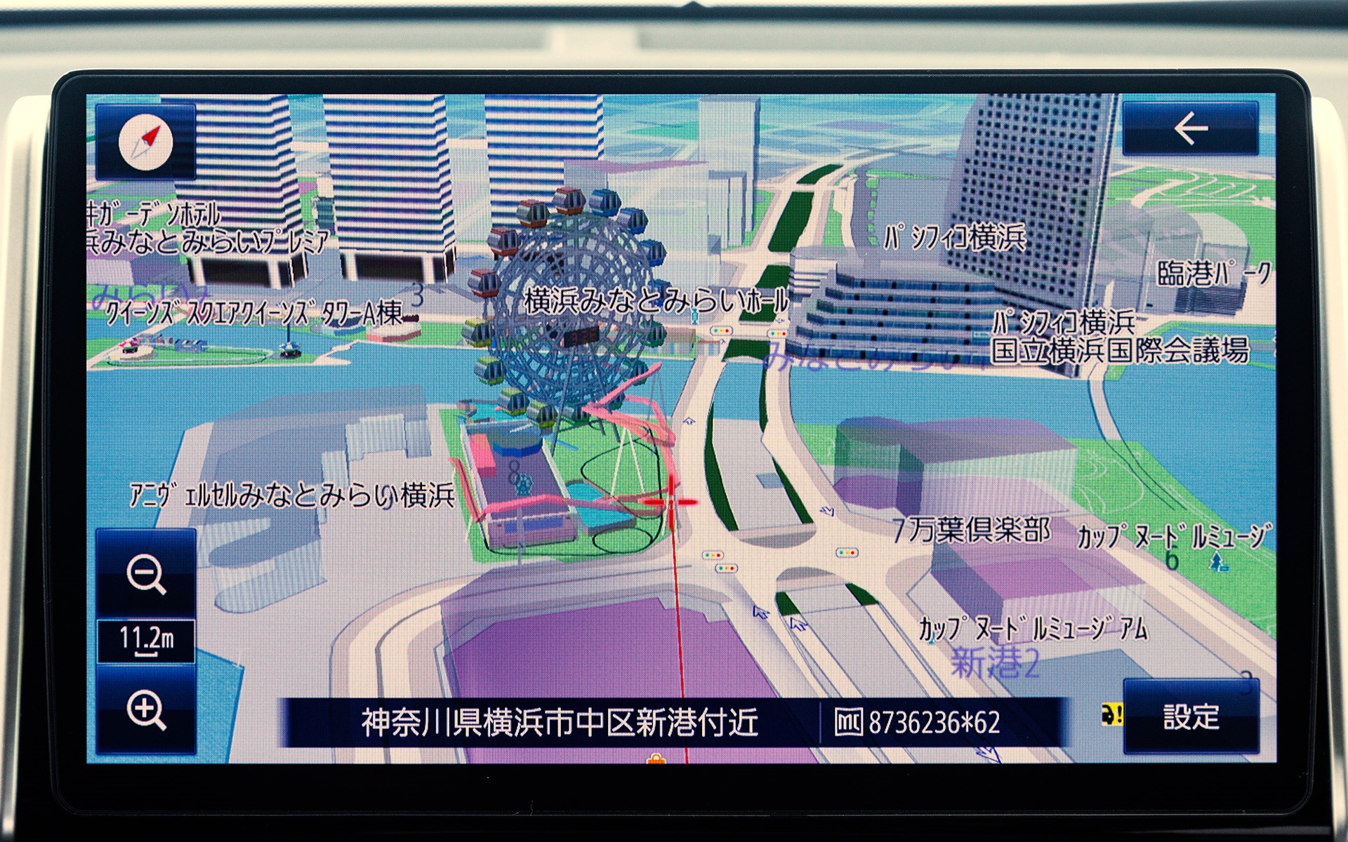 ストラーダ自慢の「HD美次元マップ」の3D地図。実景とそっくりのリアルな表現は、画面ドラッグで好きなアングルに変えられますのよ