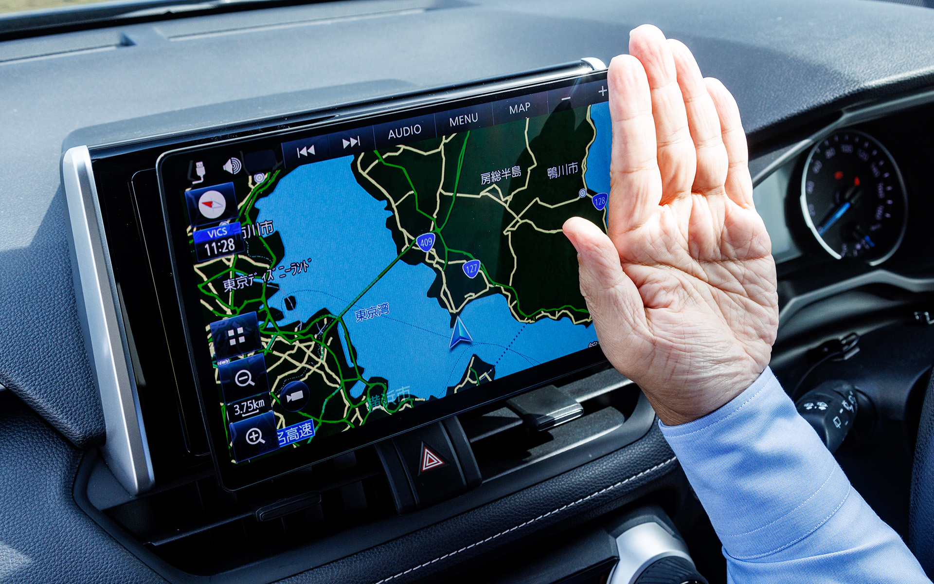 太陽の光が当たっている手の指部分と同じように画面の上半分も光が当たっているのですが、ご覧の通り光の反射がなく、引き締まった色調がくっきり見えますよね