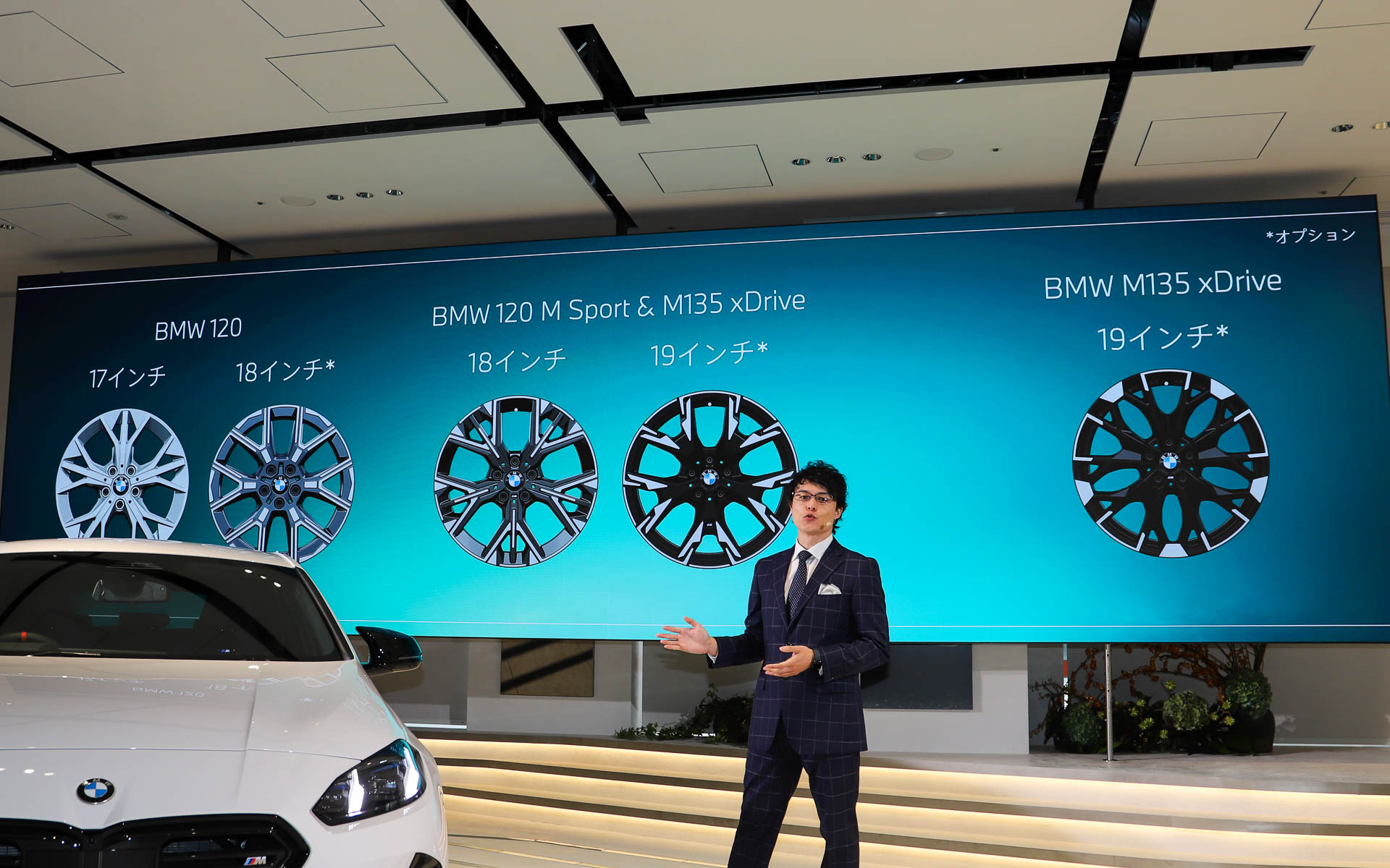 ホイールは計5種類を用意。120では17インチを標準装備とし、オプションで18インチを選択可能。120 M SportとM135 xDriveは18インチを標準装備し、オプションで19インチを選択可能。M135 xDriveでは、専用デザインのホイールも選択可能としている