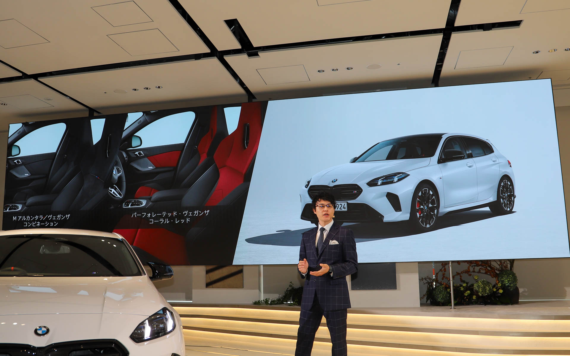 インテリアカラーは、120、120 M Sportではクロスシート、リサイクル材を使用したエコニア、アルカンターラ、ビーガンレザーのヴェガンザから選択可能。M135 xDriveでは、よりダイナミックでスポーティな運転ができるM Sportシートを標準装備し、アルカンターラとヴェガンザ コーラル・レッドから選択できる