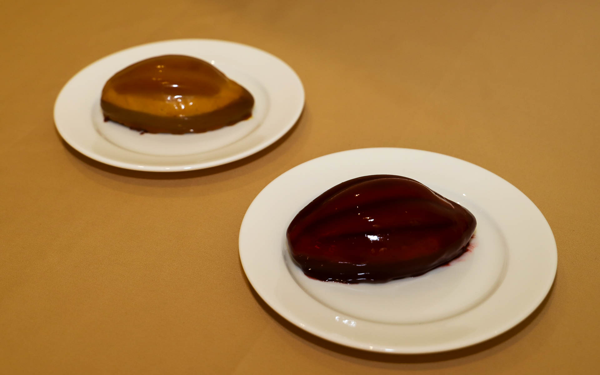 ブランドストア『FREUDE by BMW』の1階にある「CAFÉ＆BAR B」では、東京・日本橋兜町で人気のチョコレート＆アイスクリームショップ「teal」のシェフパティシエであるショコラティエの眞砂翔平氏とコラボレーションしたスペシャルデザート「カカオ『1』（ワン）」を10月31日～11月12日の期間限定で販売する