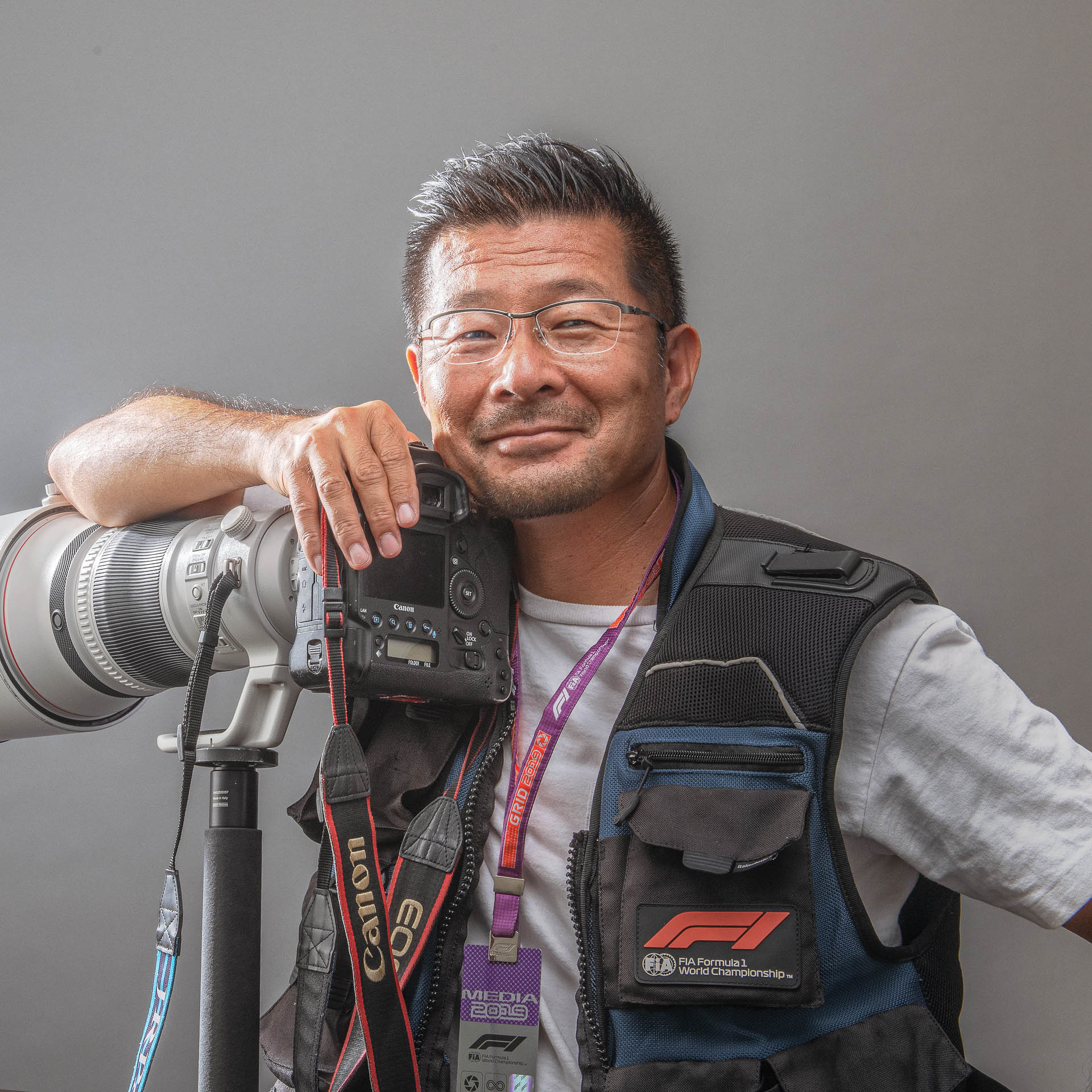 熱田護。1963年三重県鈴鹿市生まれ。東京工芸大学短期大学部写真技術科卒業。1985年ヴェガインターナショナルに入社。坪内隆直氏に師事し、2輪世界GPを転戦。1992年よりフリーランスとしてF1をはじめとするモータースポーツや市販車の撮影を行なう