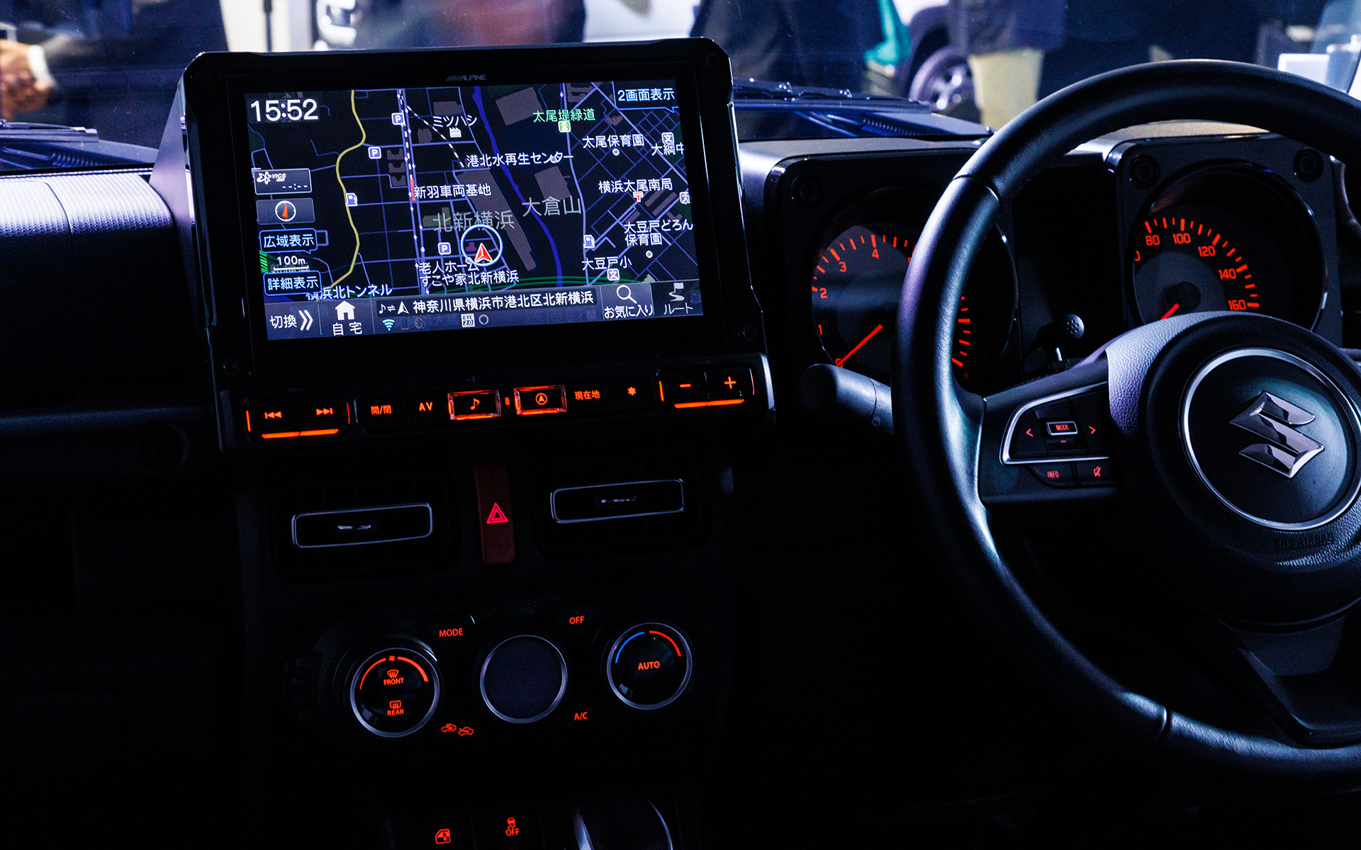 イルミネーションもオレンジで統一されており違和感のない装着が可能