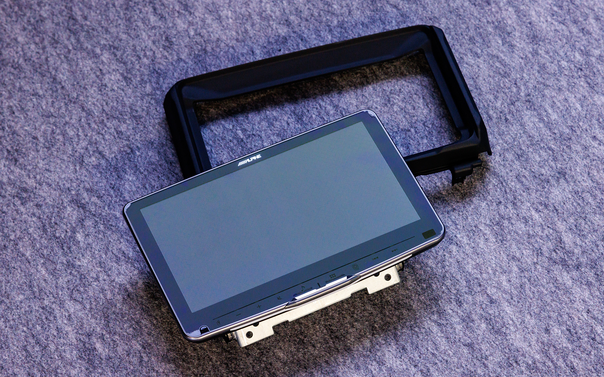 ディスプレイ部はフローティングタイプと共通。パネル部分だけを交換してパーフェクトフィット化するキットも用意される