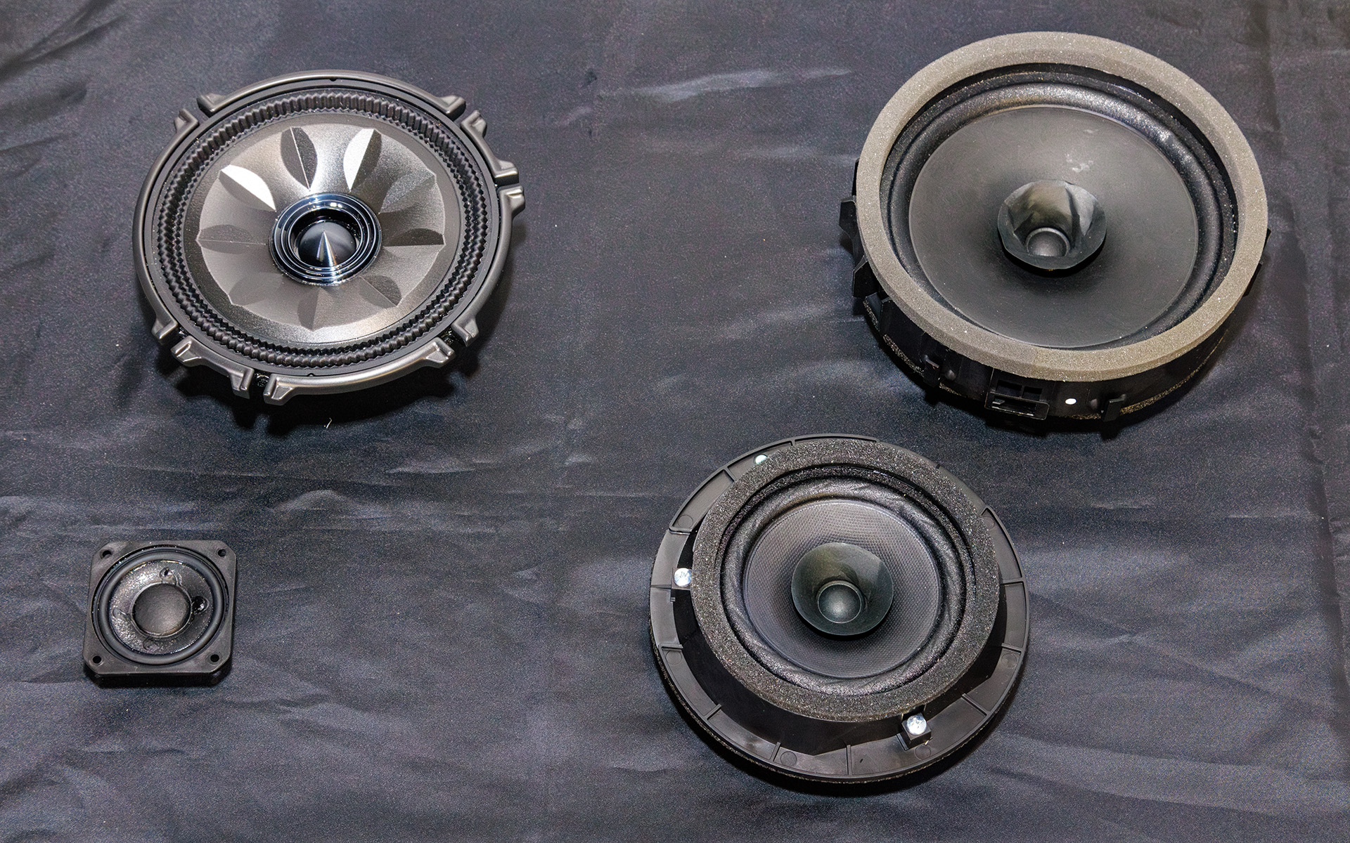 純正スピーカー（右上デリカミニ、右下ジムニー）とメティオサウンド用スピーカー（左）