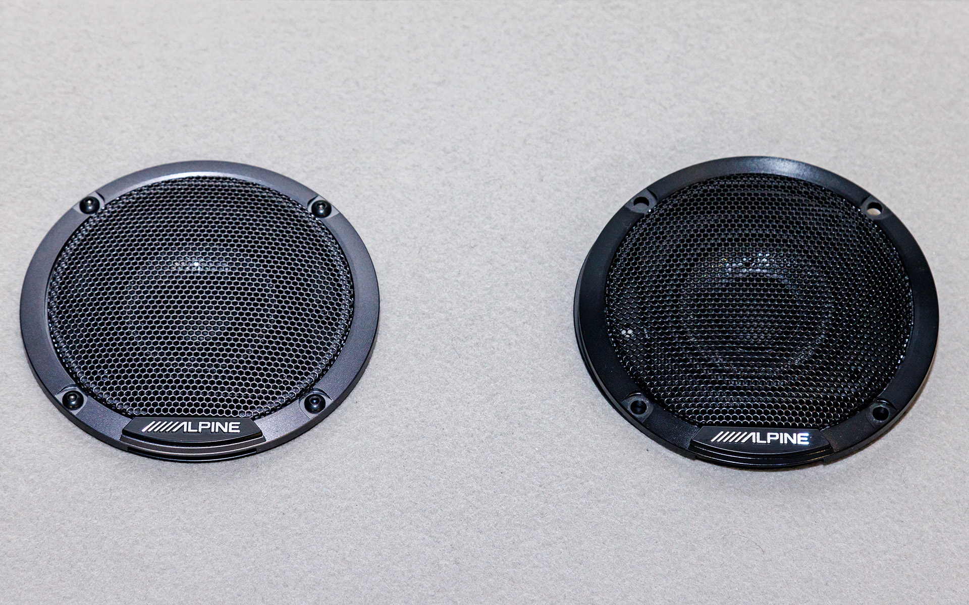 メティオサウンド用のルーフスピーカー用グリルはトリム色にあわせてガンメタとシルバーの2色を用意