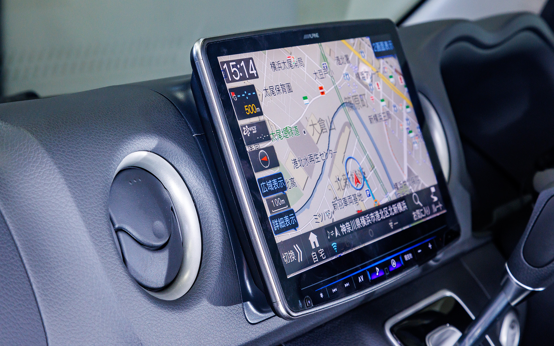 インパネにピッタリフィット。発売時には周囲のパネルもインパネにあわせたシボ付になるとのこと