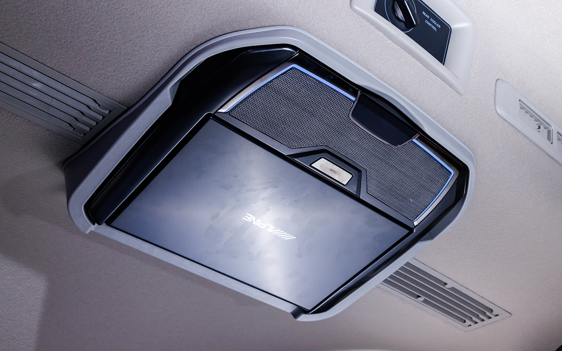 エアコン関連のパーツで出っ張ったルーフトリムにフィットした装着が可能