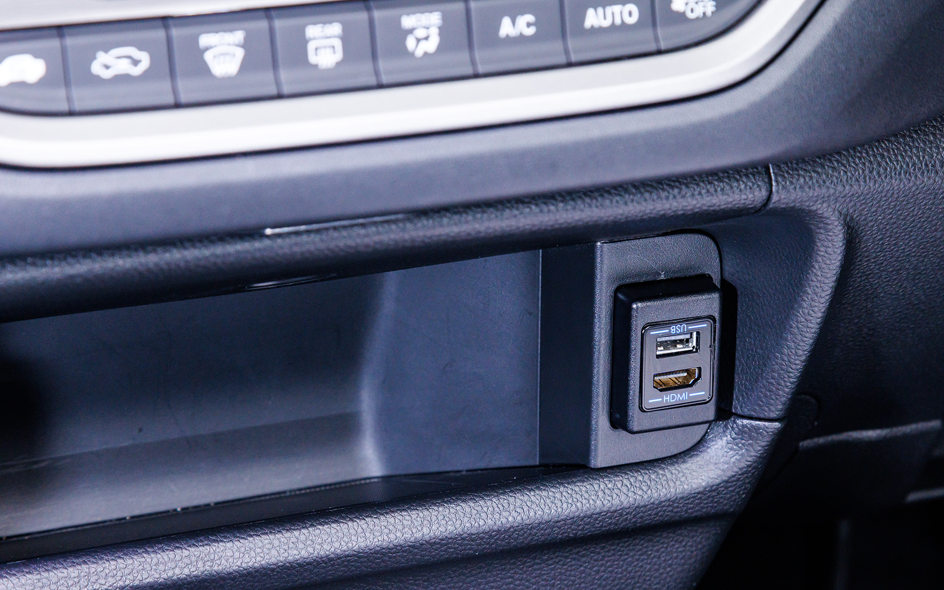 専用のビルトインHDMI/USBユニットが付属