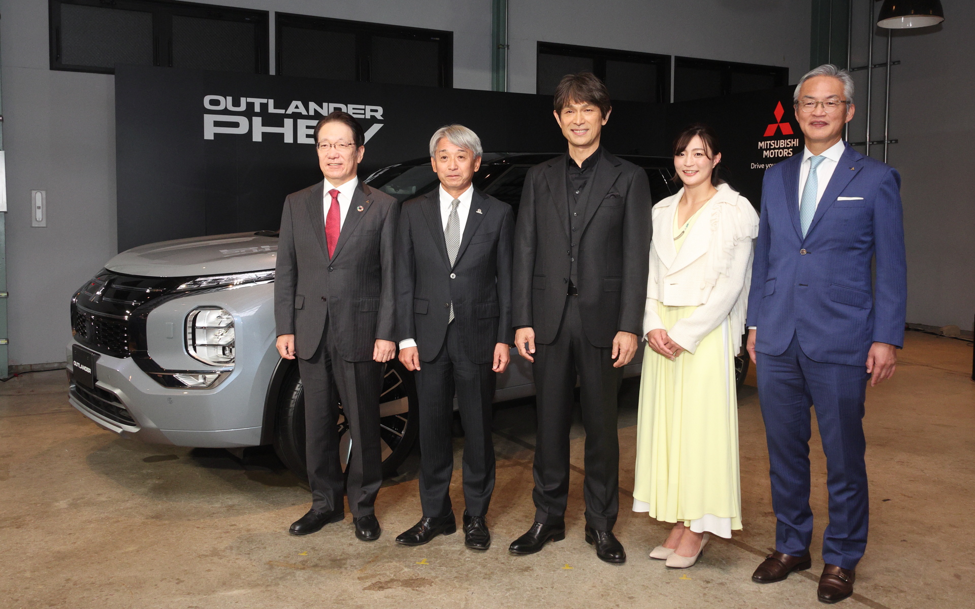新型アウトランダーPHEVの発売記念イベントに参加したメンバー