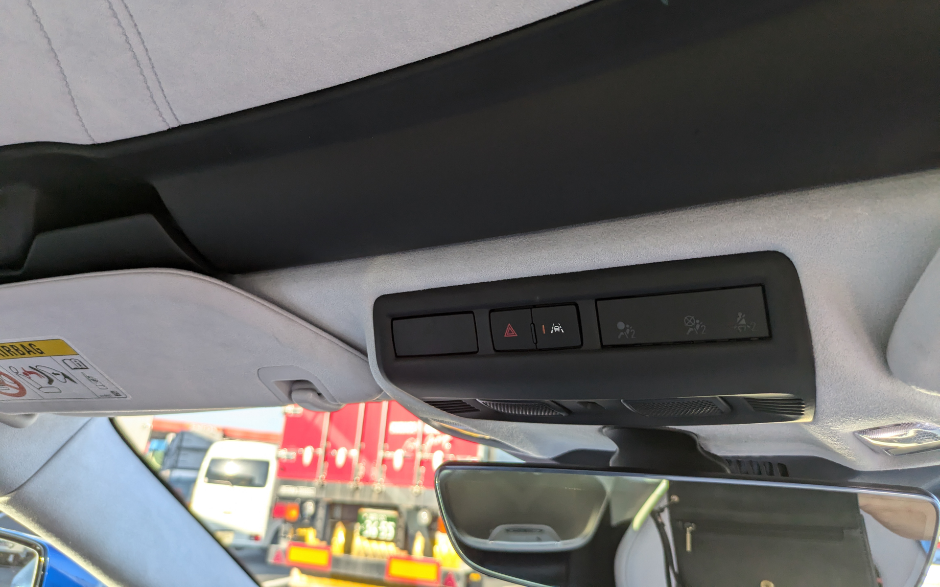 安心してください！　ハザードボタンは「天井」にありますよ！