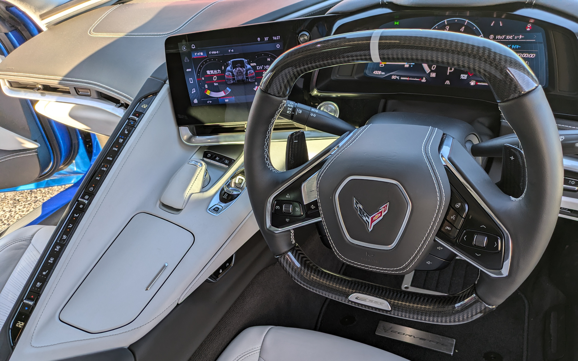 運転席の左側に縦1列に並ぶ独特なレイアウトなコルベットE-Ray