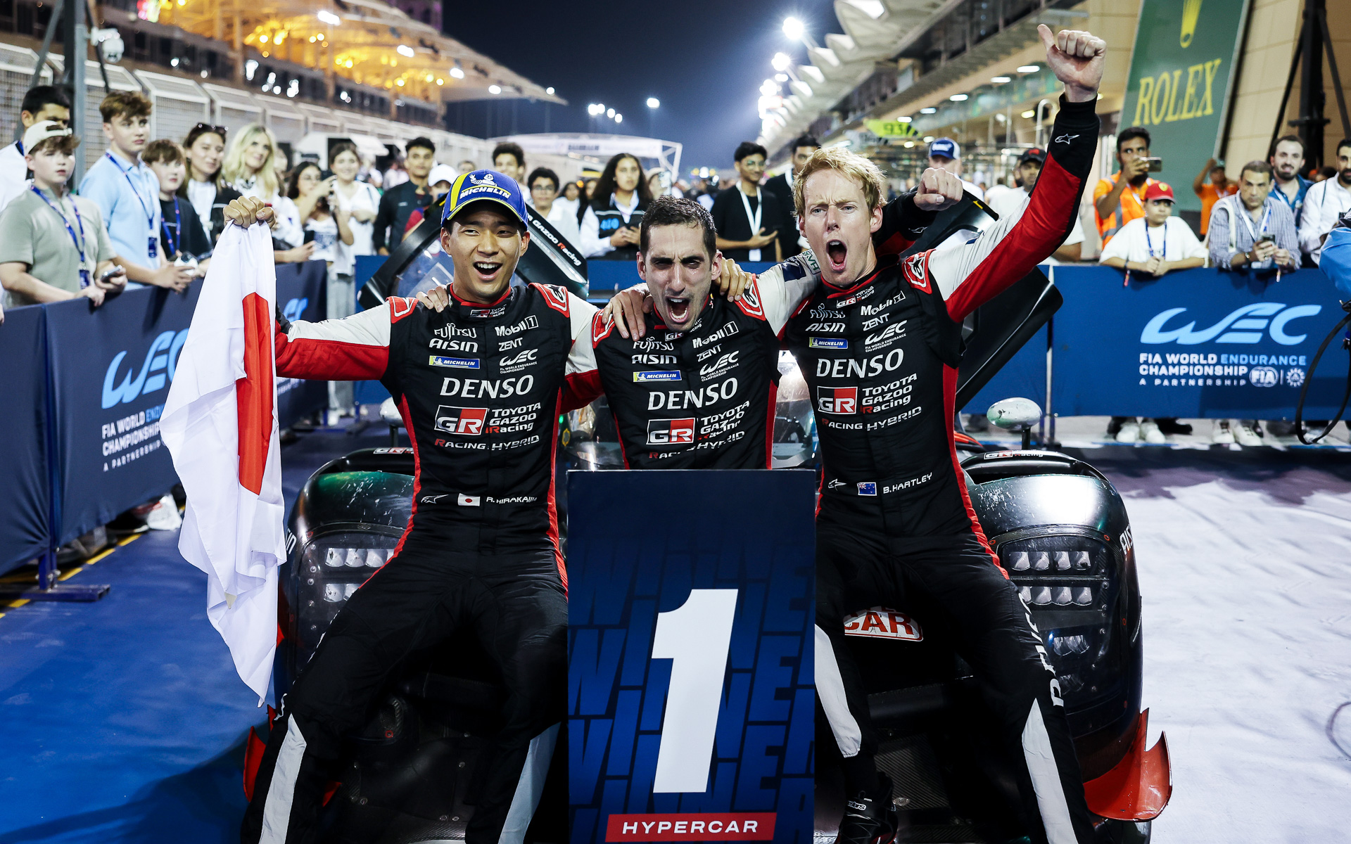 最終戦を優勝した8号車のドライバー、左から平川亮選手、セバスチャン・ブエミ選手、ブレンドン・ハートレー選手