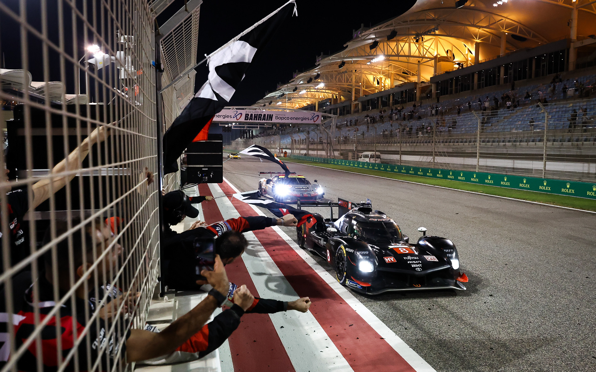 トップでゴールする8号車