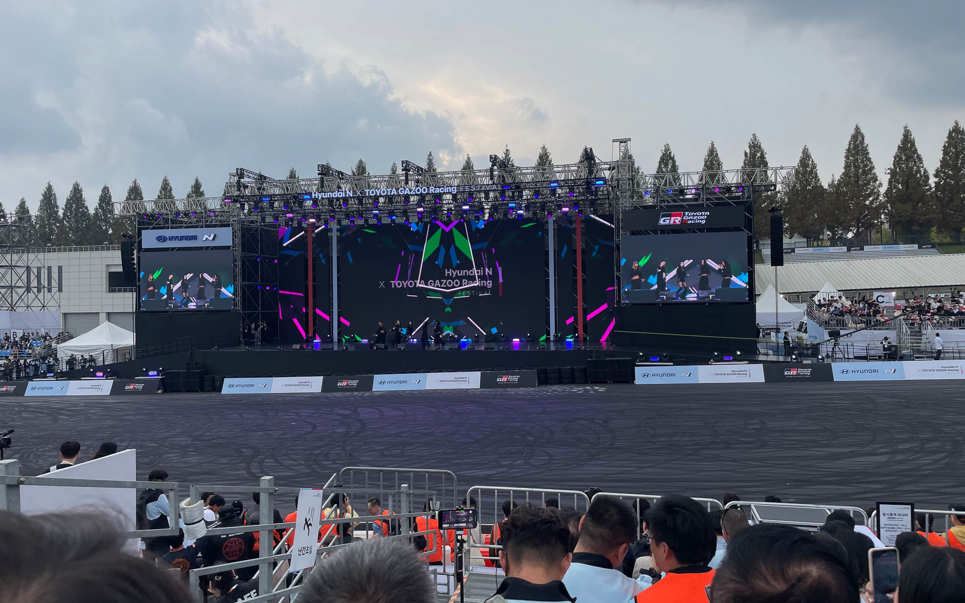 フェスティバルの始まりはモリゾウ/鄭会長のドリフトとK-POPから