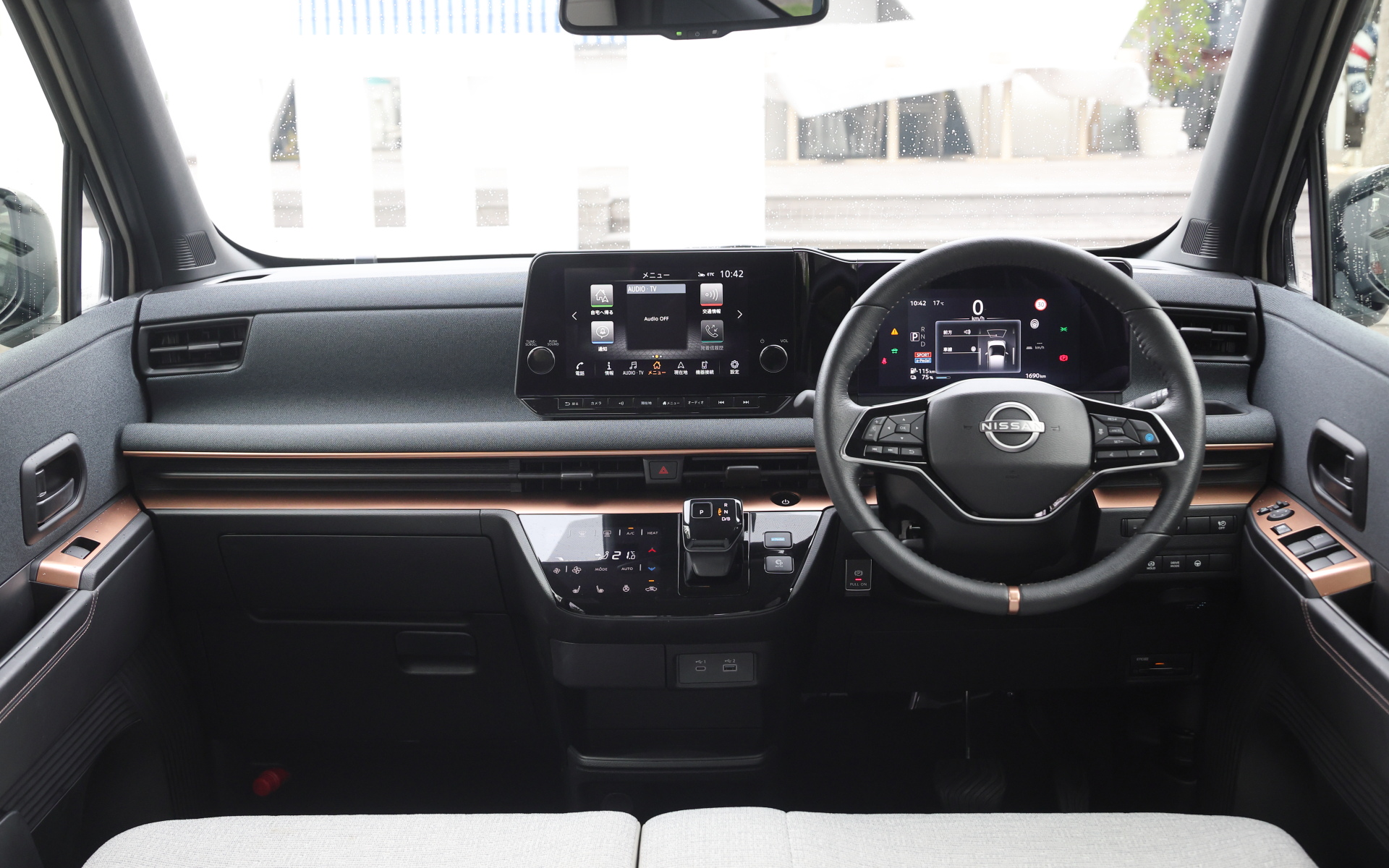 試乗車はGグレードのみに設定される「プレミアムインテリアパッケージ」を装備していて、カッパーのアクセントが入る本革巻きステアリングやインテリアライティング、後席ドアトリムクロス（トリコット）、前席ドアアームレスト（合皮）、シート地（合皮/トリコット）が装備されています