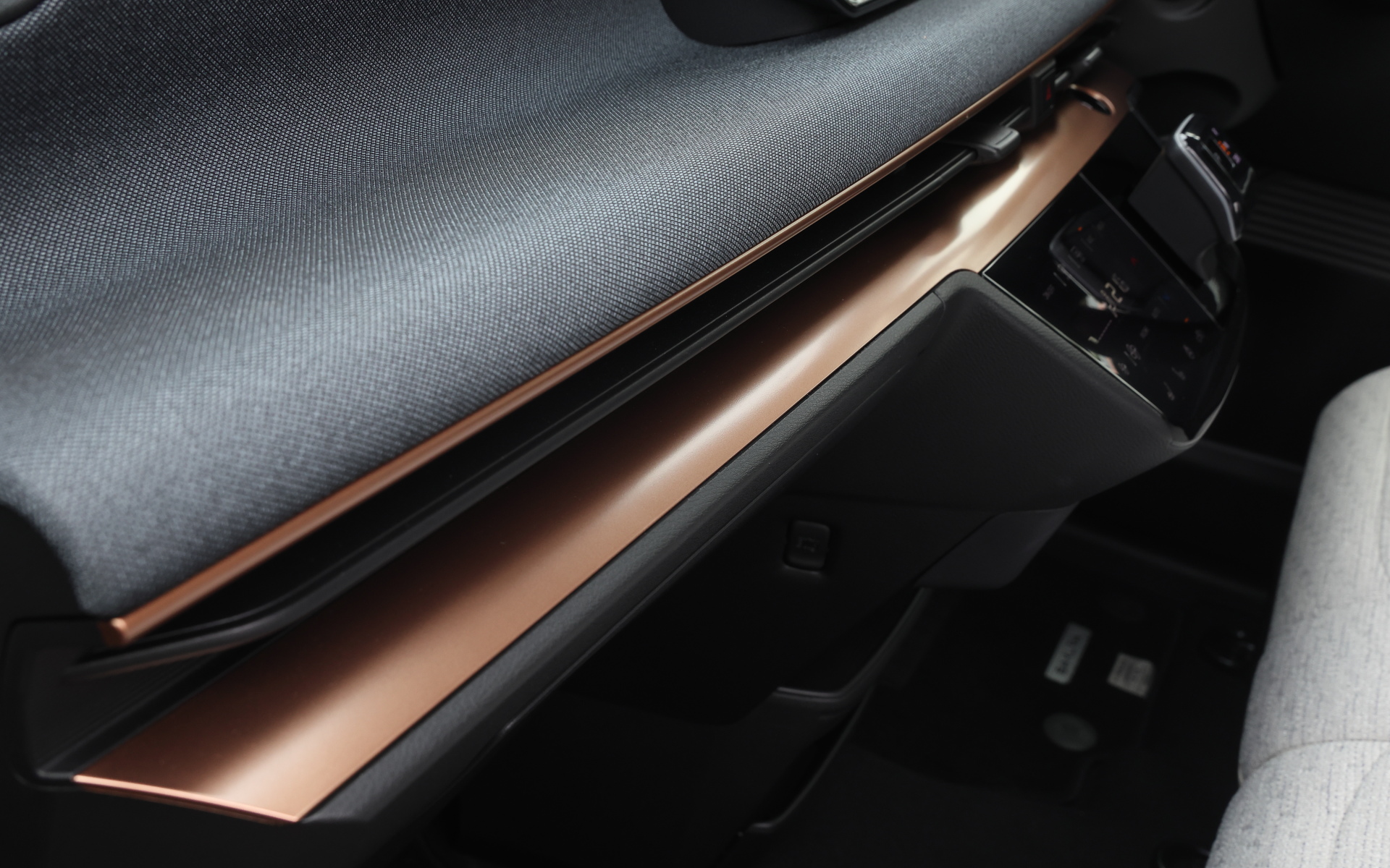 高級感のあるインストパネルとドアフィニッシャーのカッパー加飾は標準装備