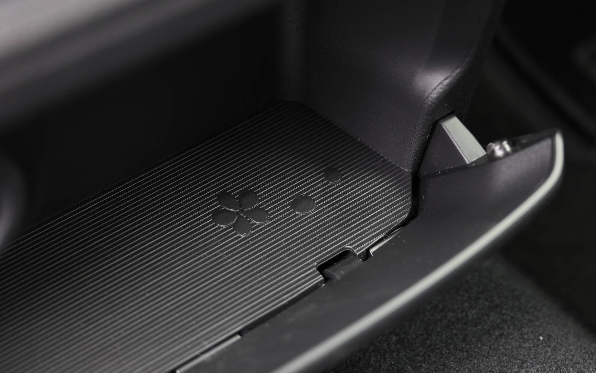 内装の一部に“サクラ”をモチーフにしたデザインをさりげなくを取り入れているのもポイント