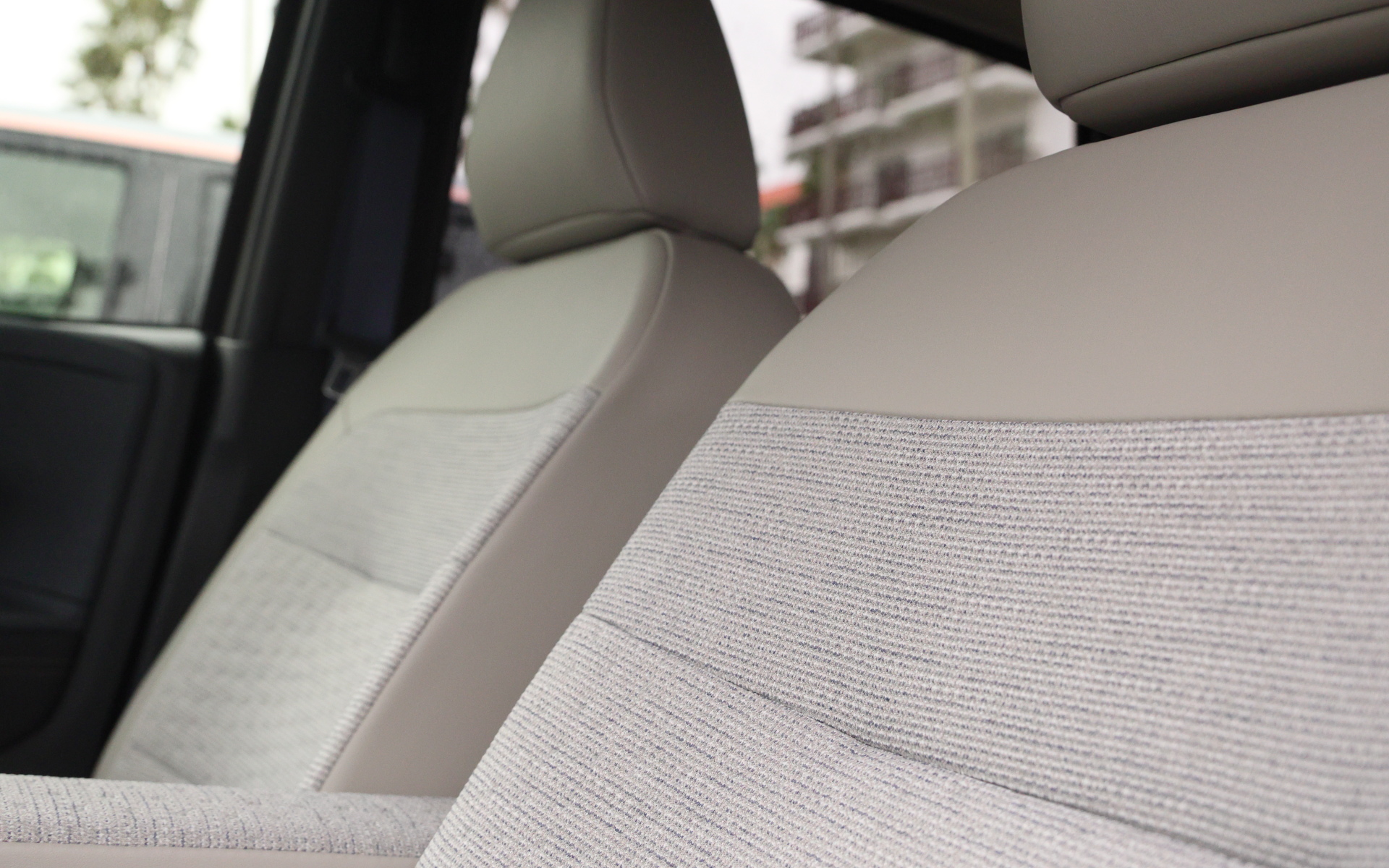 シート地は合皮と肌触りのいいトリコット