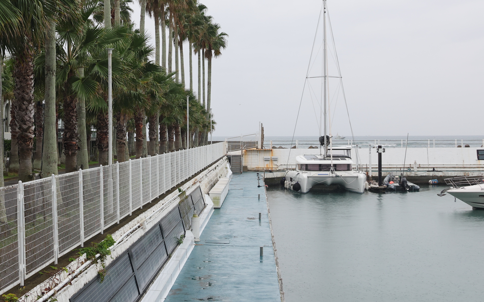 日本のマリーナで初めて防波堤に薄膜太陽光パネルを設置して発電を行なったそうです