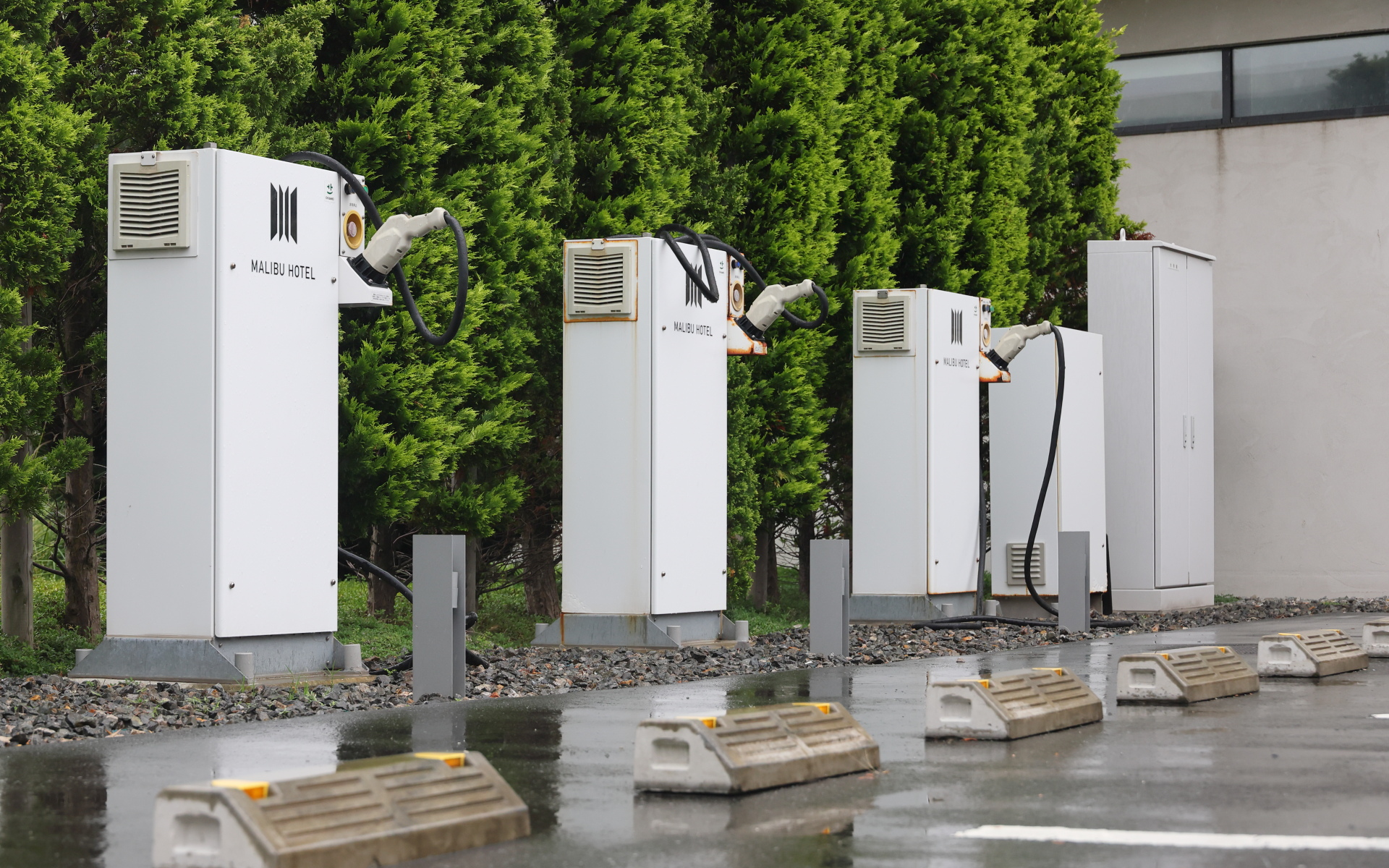 リビエラ逗子マリーナ内にある「マリブホテル」は、国内のホテルでは初めてV2B（Vehicle to Building）を導入したほか、屋上に太陽光発電を置くなど100％再生可能エネルギーを活用してCO2排出削減に貢献しているそうです