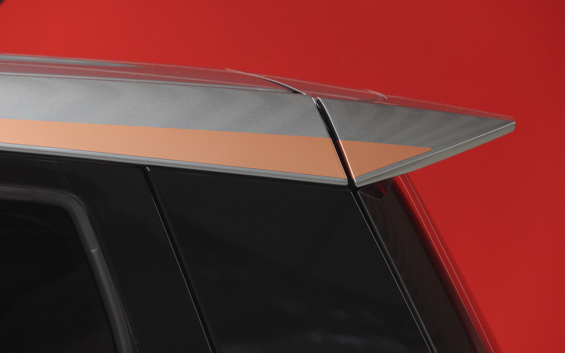 Gグレードのみに設定されるシーズンカラー「シルキーライラック/チタニウムグレー（春）」「ソルベブルー/チタニウムグレー（夏）」「暁-アカツキ-サンライズカッパー/ブラック（秋）」「ホワイトパール/チタニウムグレー（冬）」の4色には、通常はメーカーオプションとなるピンクゴールドの「ルーフサイドステッカー」があらかじめ付属するほか、フロントバンパー、リアバンパー、ドアミラー、ホイールアーチ、サイドシルプロテクターがルーフカラーと同一色となっていますよ