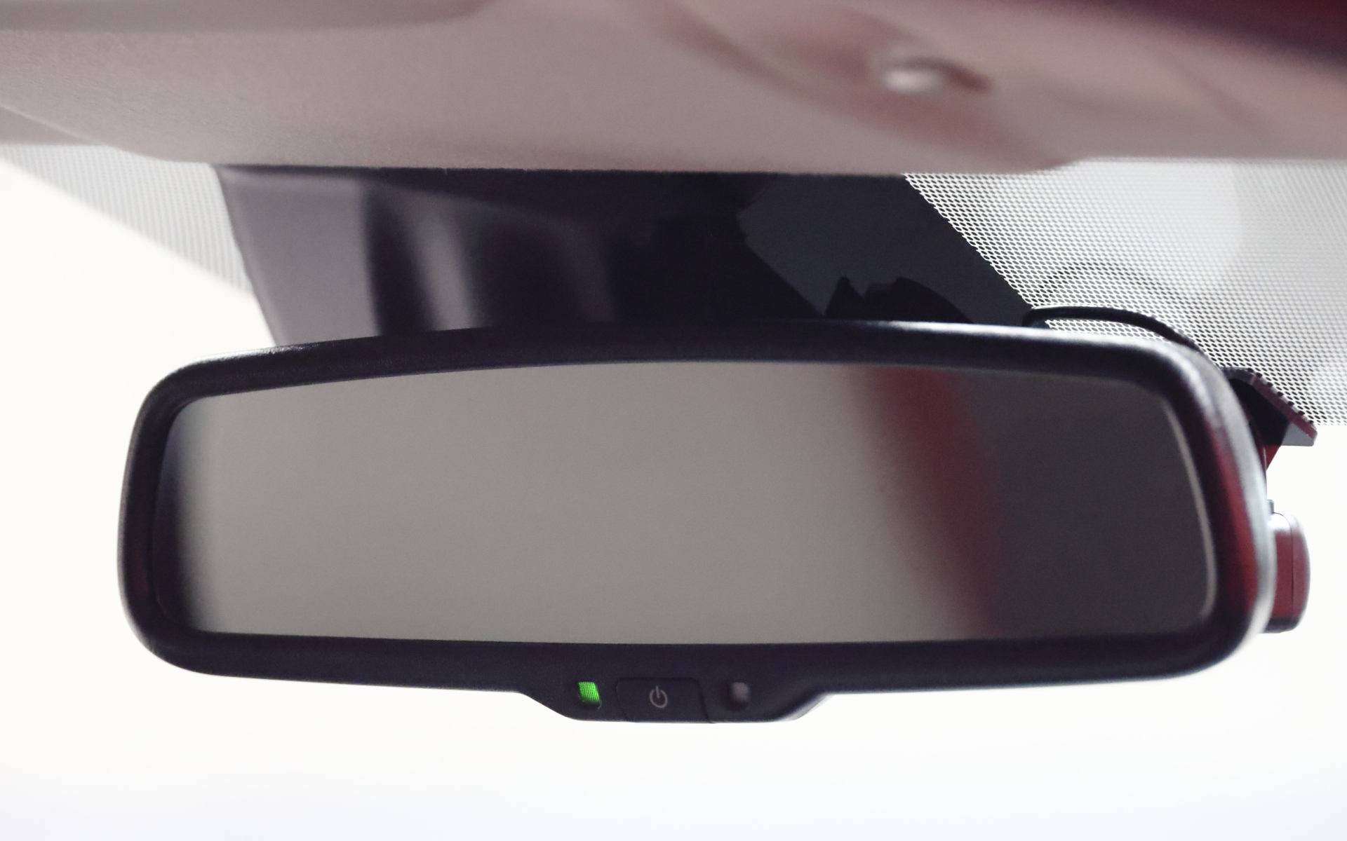 6月の仕様向上で、GだけでなくXグレードにも「自動防眩式ルームミラー」が採用されたほか、Gグレードは助手席にもヒーター付きシートが標準装備となりました