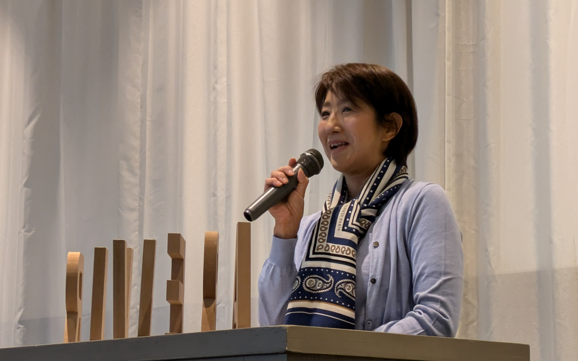 SDGsの取り組みを説明する株式会社リビエラ専務取締役 兼 NPO法人リビエラ未来づくりプロジェクト 理事長の渡邊華子氏