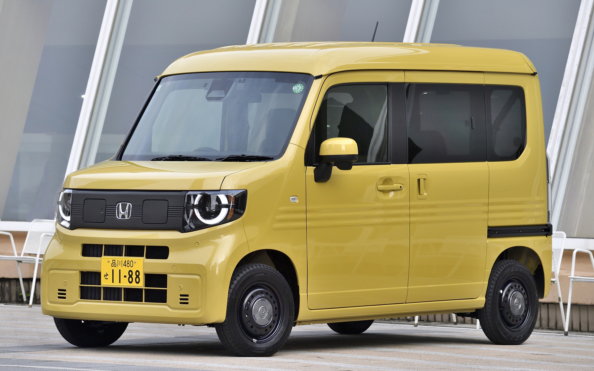 N-VAN e: FUN。N-VAN e:には4WDの設定がなく、駆動方式は全モデルとも前輪駆動となる。ボディカラーはオータムイエロー・パール